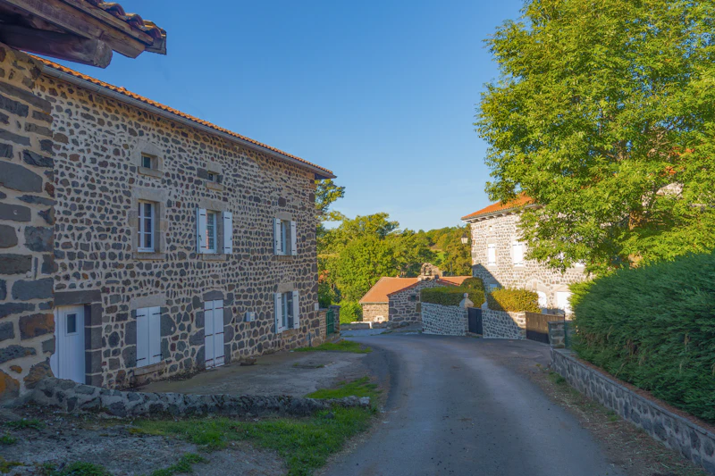 Village rural français, route tranquille