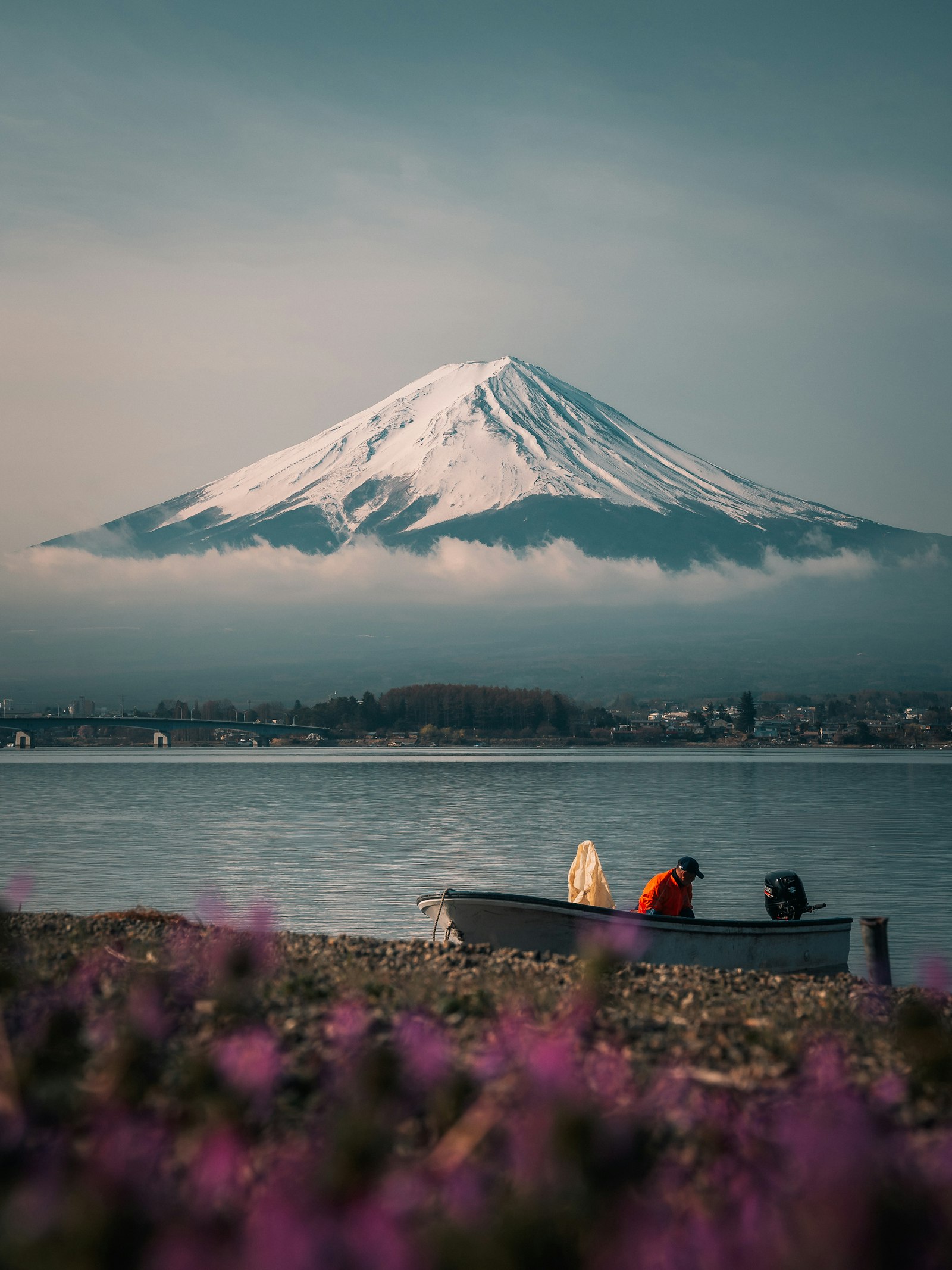 Japan travel itinerary with Mount Fuji and lake scenery for first-time travelers - Photo from Unsplash