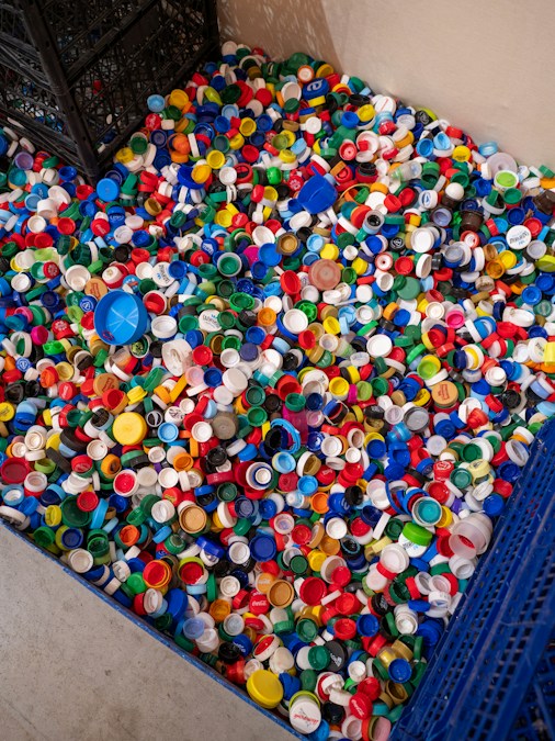 Un amas de bouchons de bouteilles en plastique de toutes les couleurs, prêts à être recyclés (photo d’illustration)