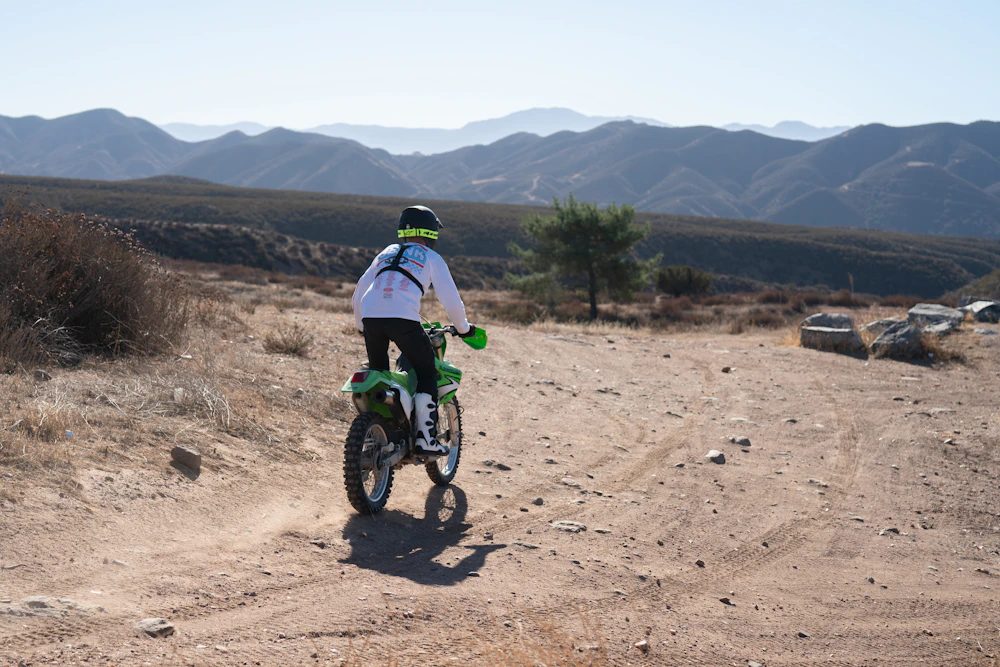 Persona practicando enduro recreativo por un camino de tierra