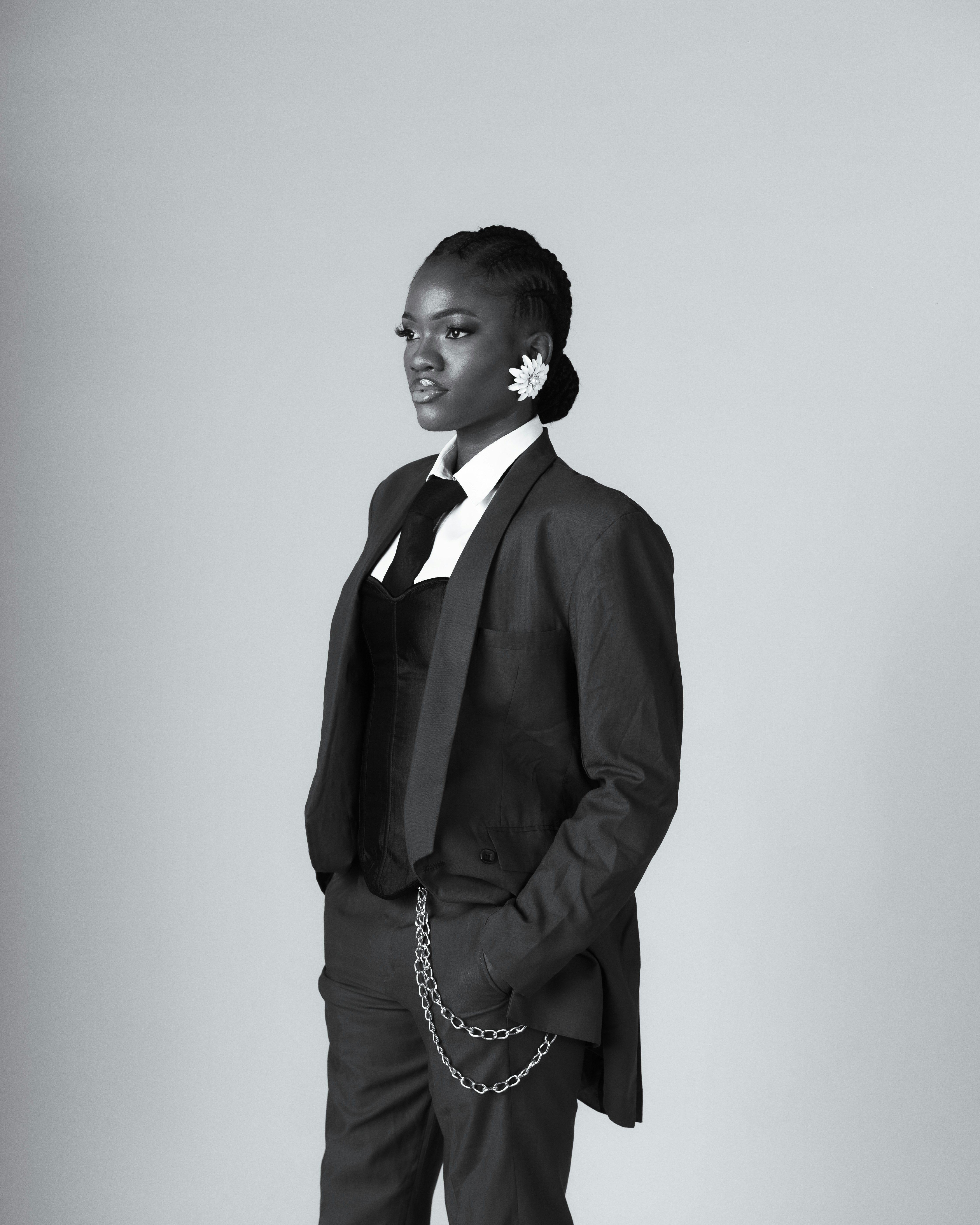 Siyah takım elbiseli kadın - cinsiyet kodlarını aşan profesyonel stil