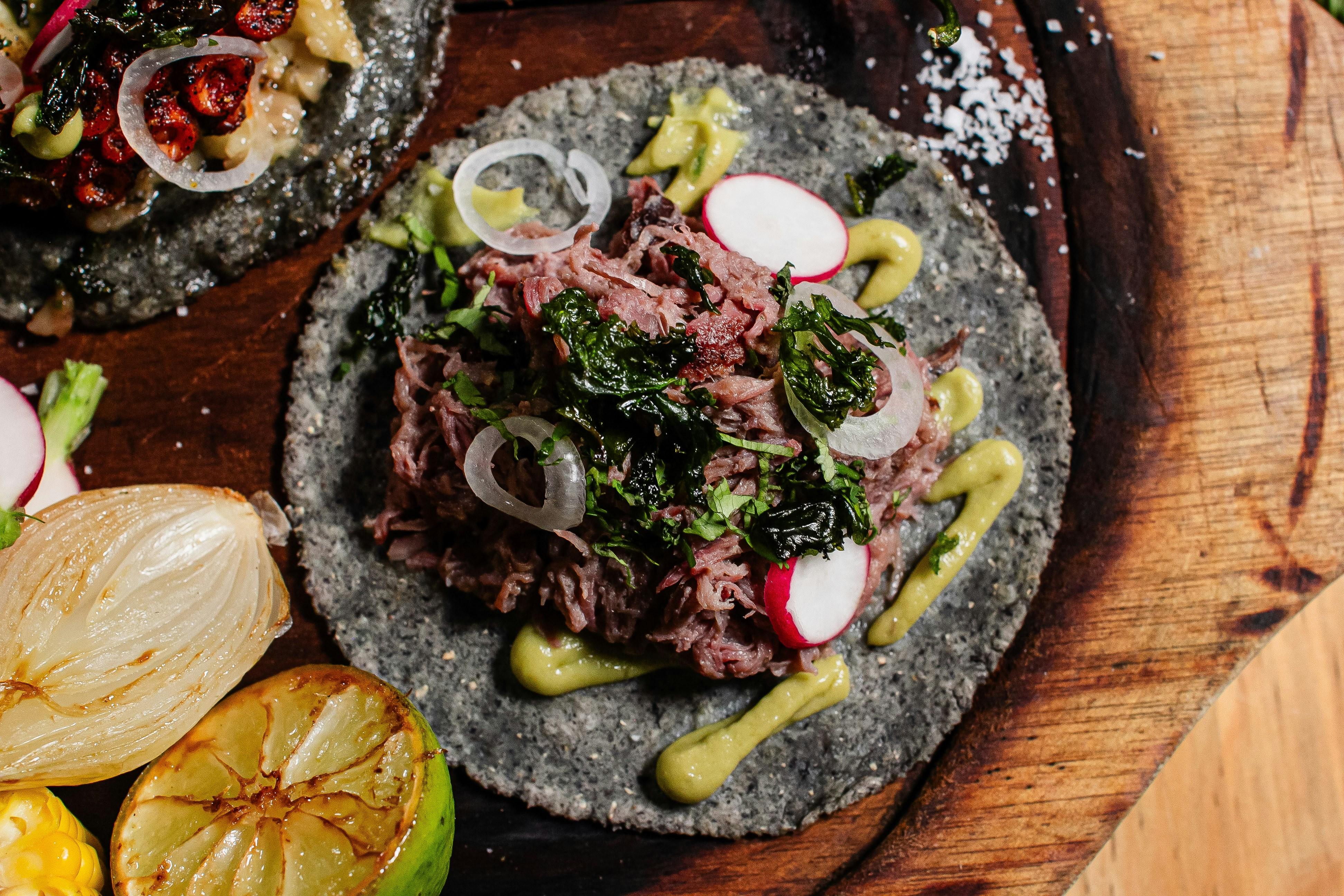 Tacos mit zerkleinertem Fleisch mit Avocado und Radieschen