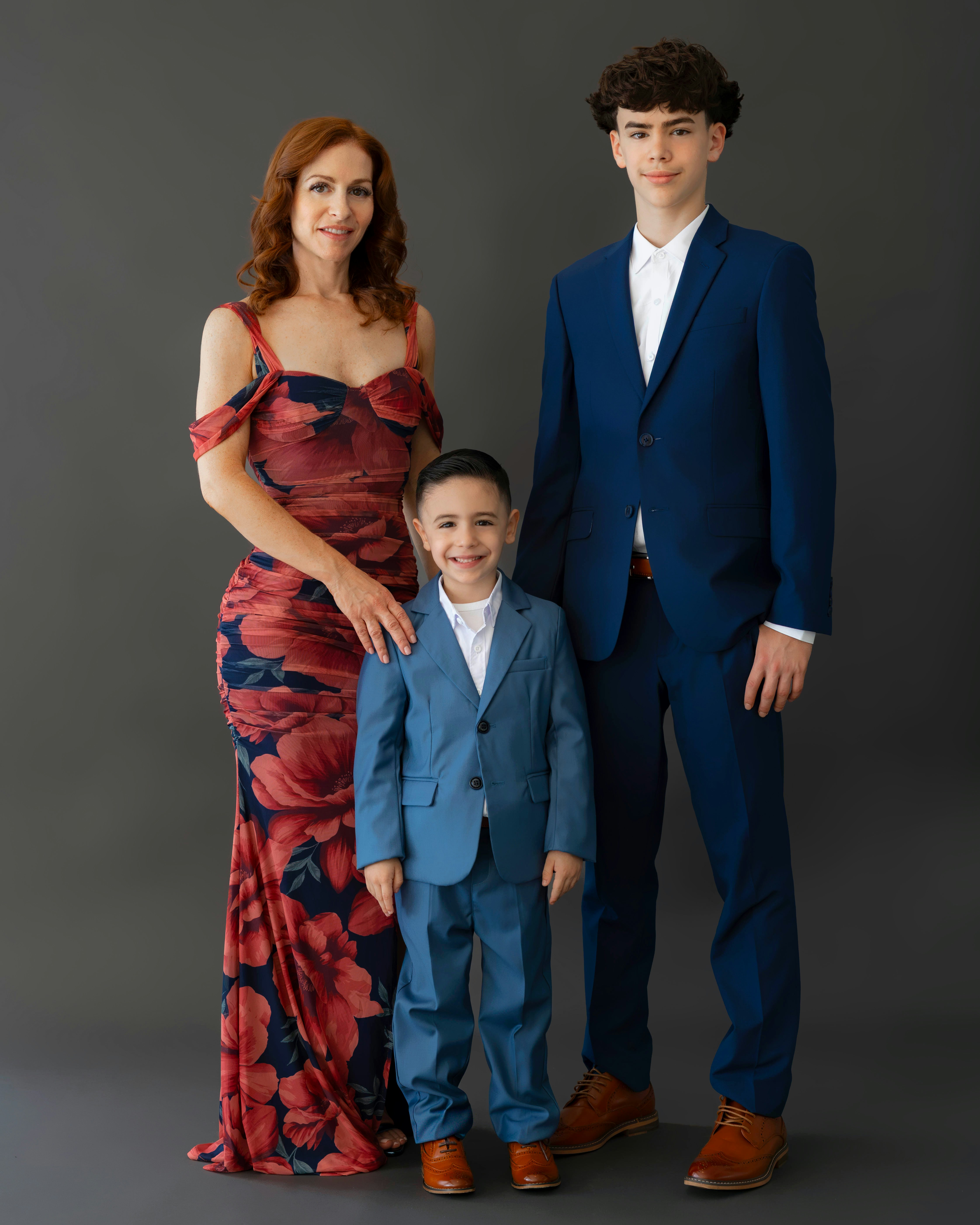 Una mujer y dos niños con traje