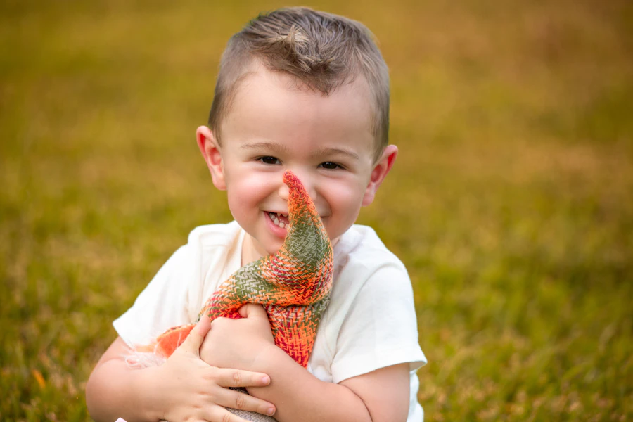 Enfant souriant dans un cadre rassurant