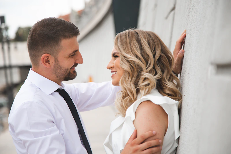 pareja sonriendo al aire libre
