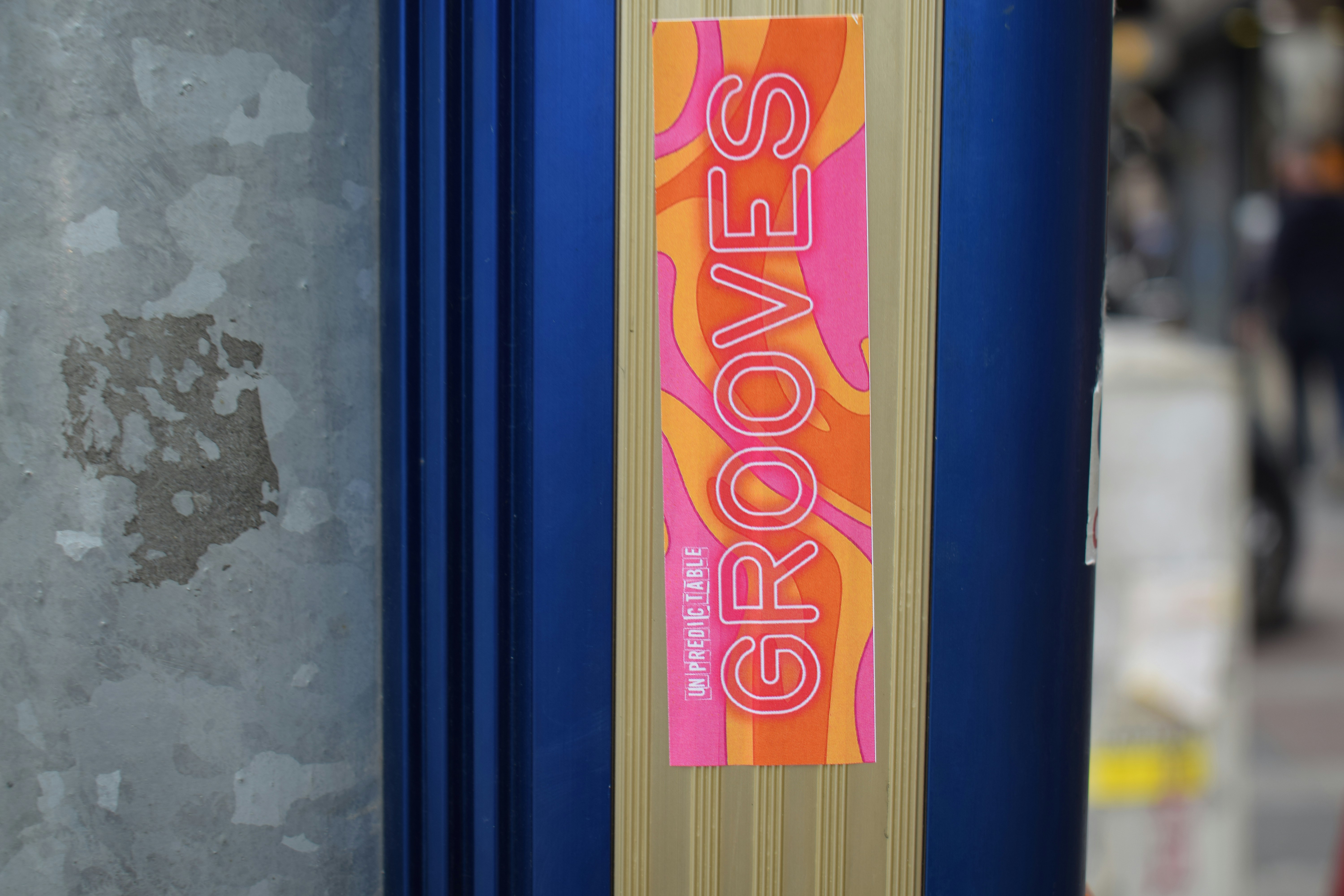 青いポールに「溝」の文字が書かれたステッカー。