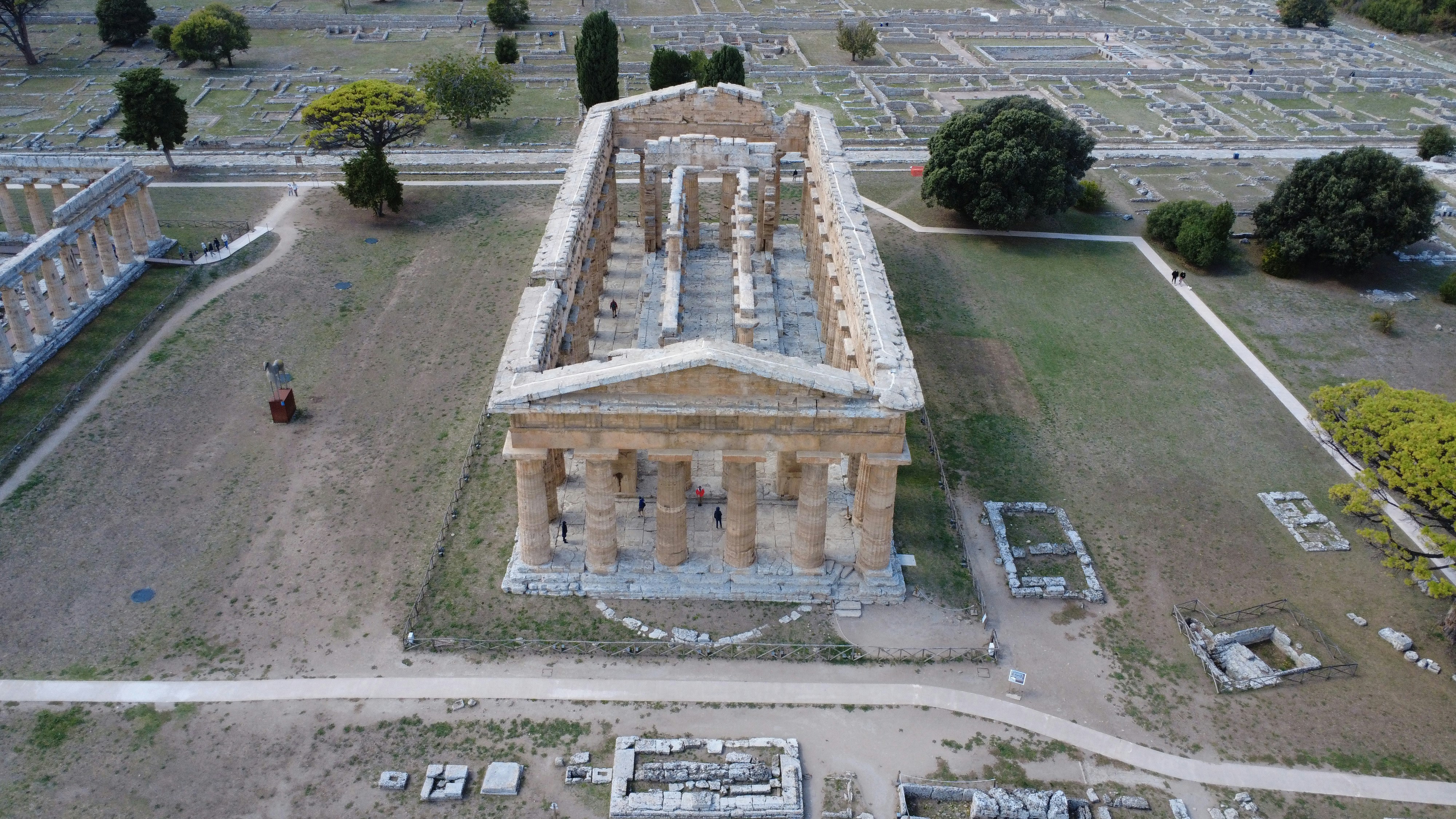 Antike griechische Tempelruinen mit umliegendem Gelände