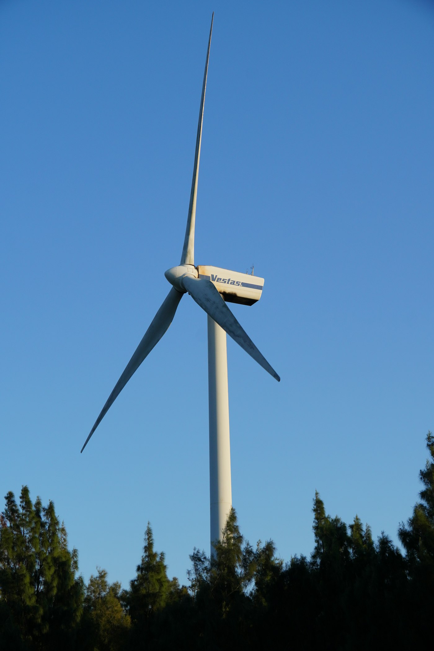 Turbina wiatrowa na tle jasnego nieba