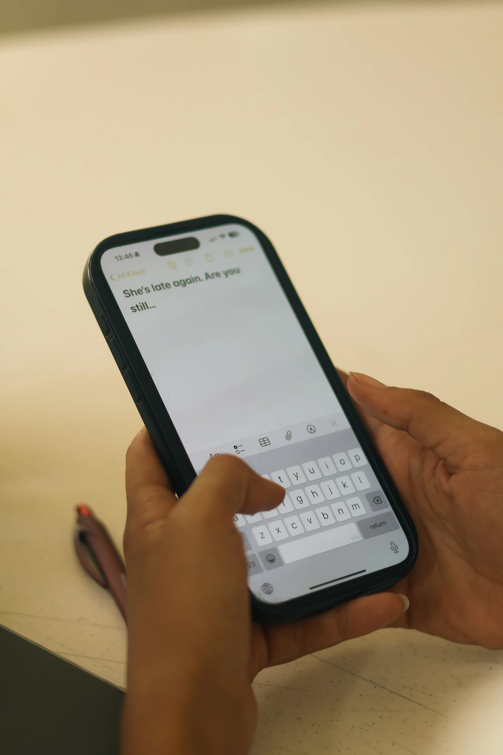 Manos escribiendo un mensaje en un smartphone, cliente consultando fuera de horario