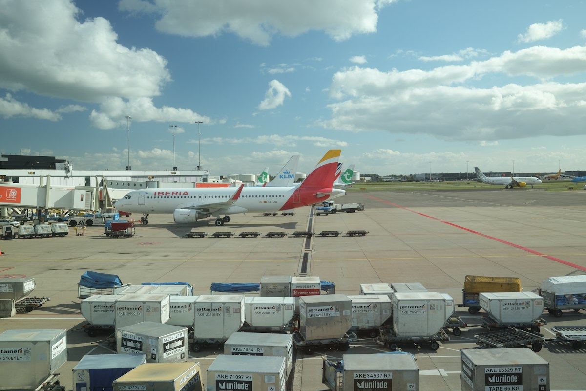 Avion sur le tarmac et ambiance aéroport premium (15)