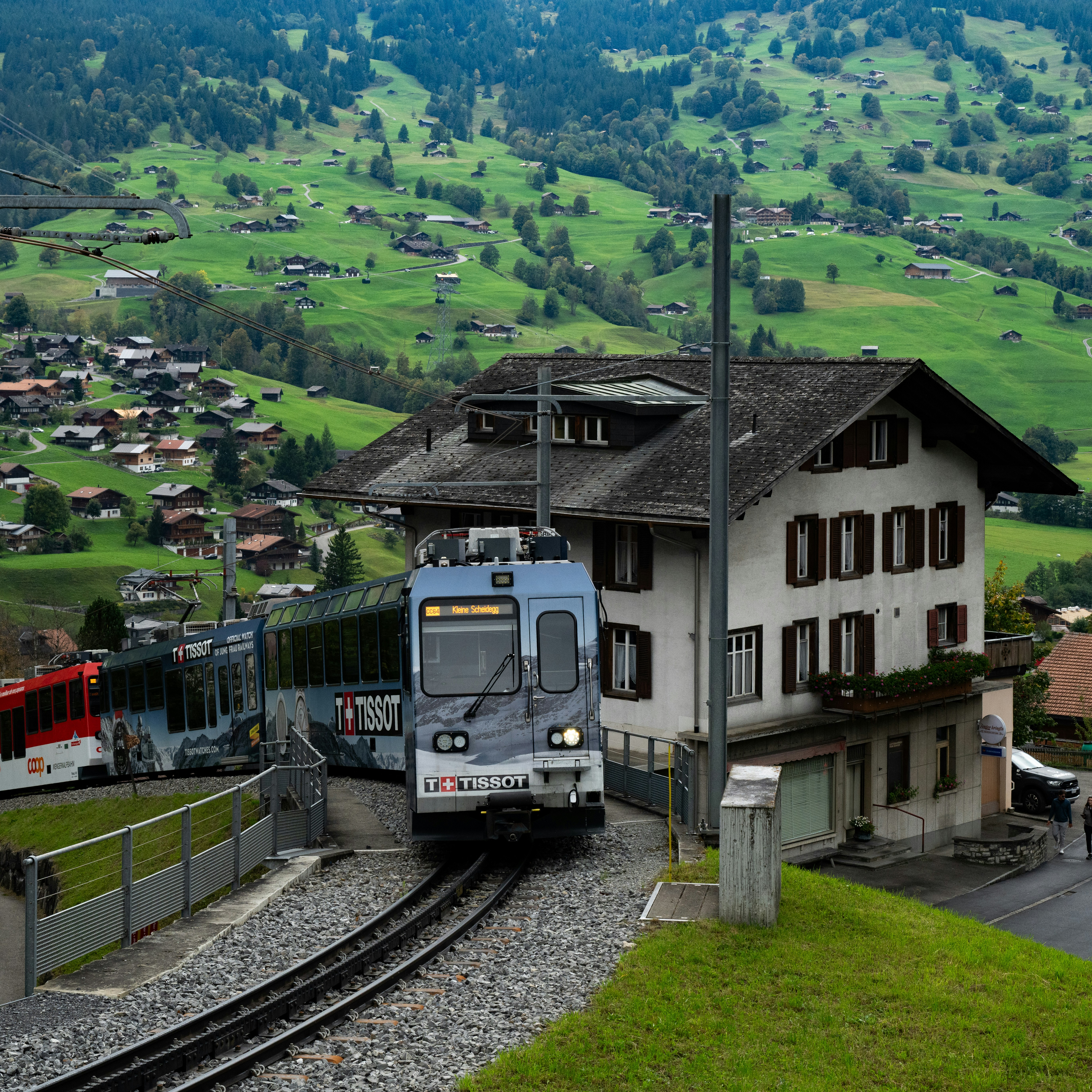 スイスアルプスの村を走る電車。