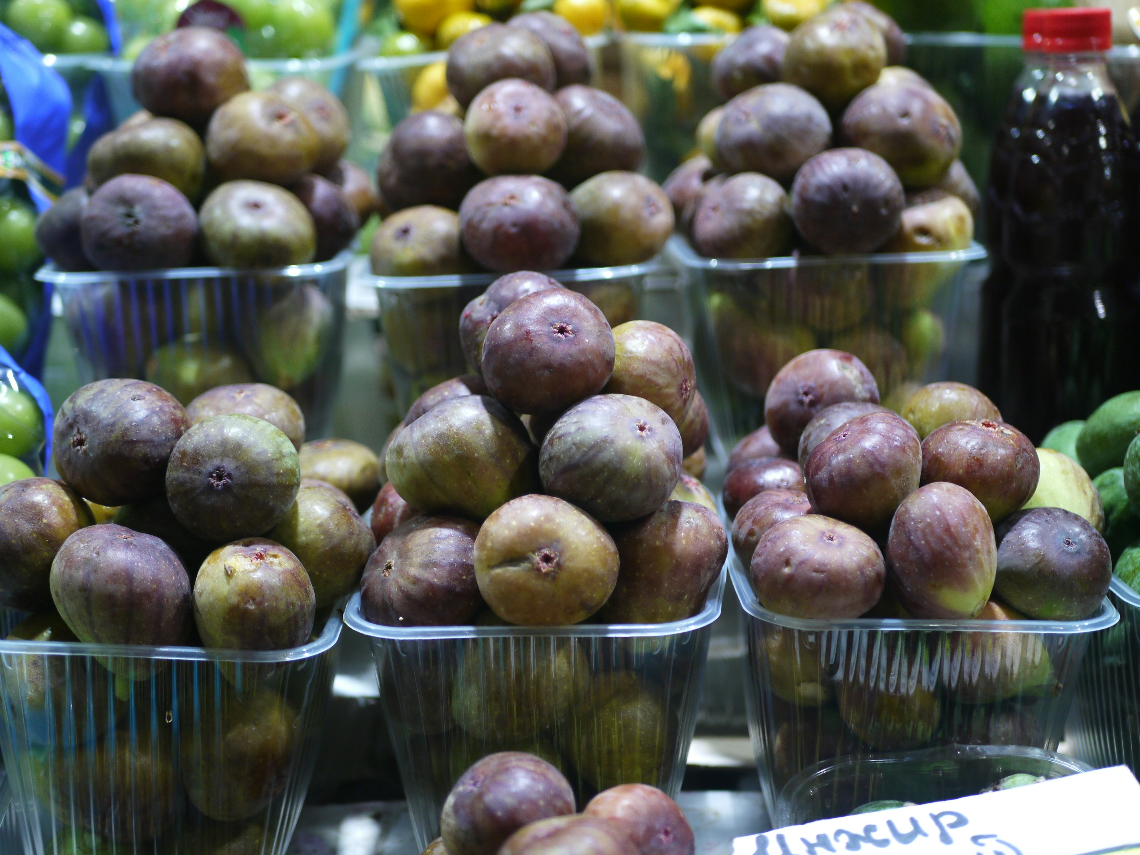 Plastikbehälter gefüllt mit reifen Feigen auf dem Markt.