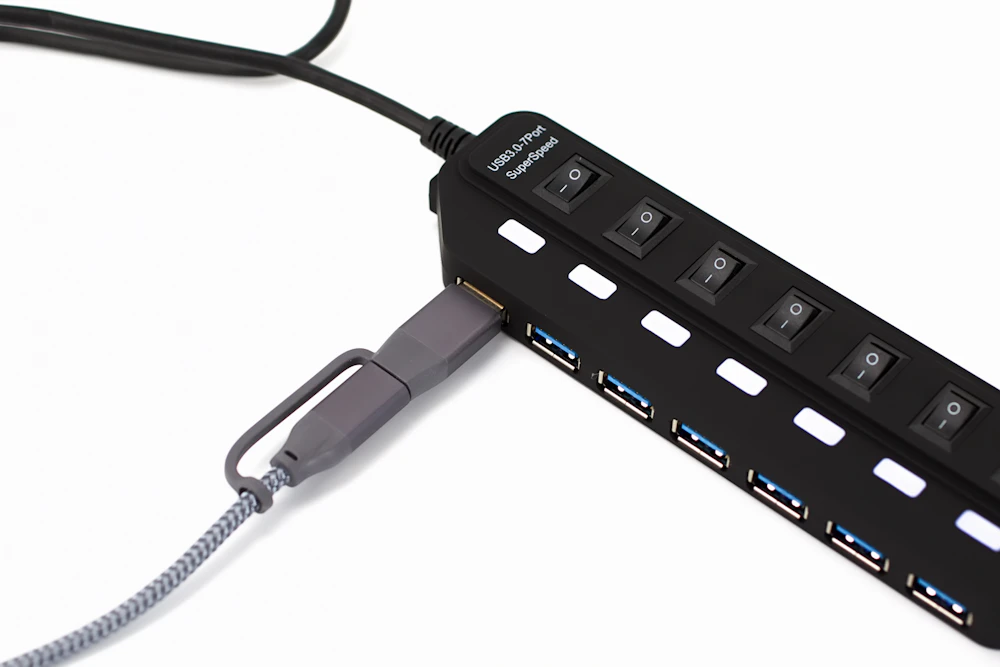 多個 USB 接口與獨立開關可見，同類商品示意圖片