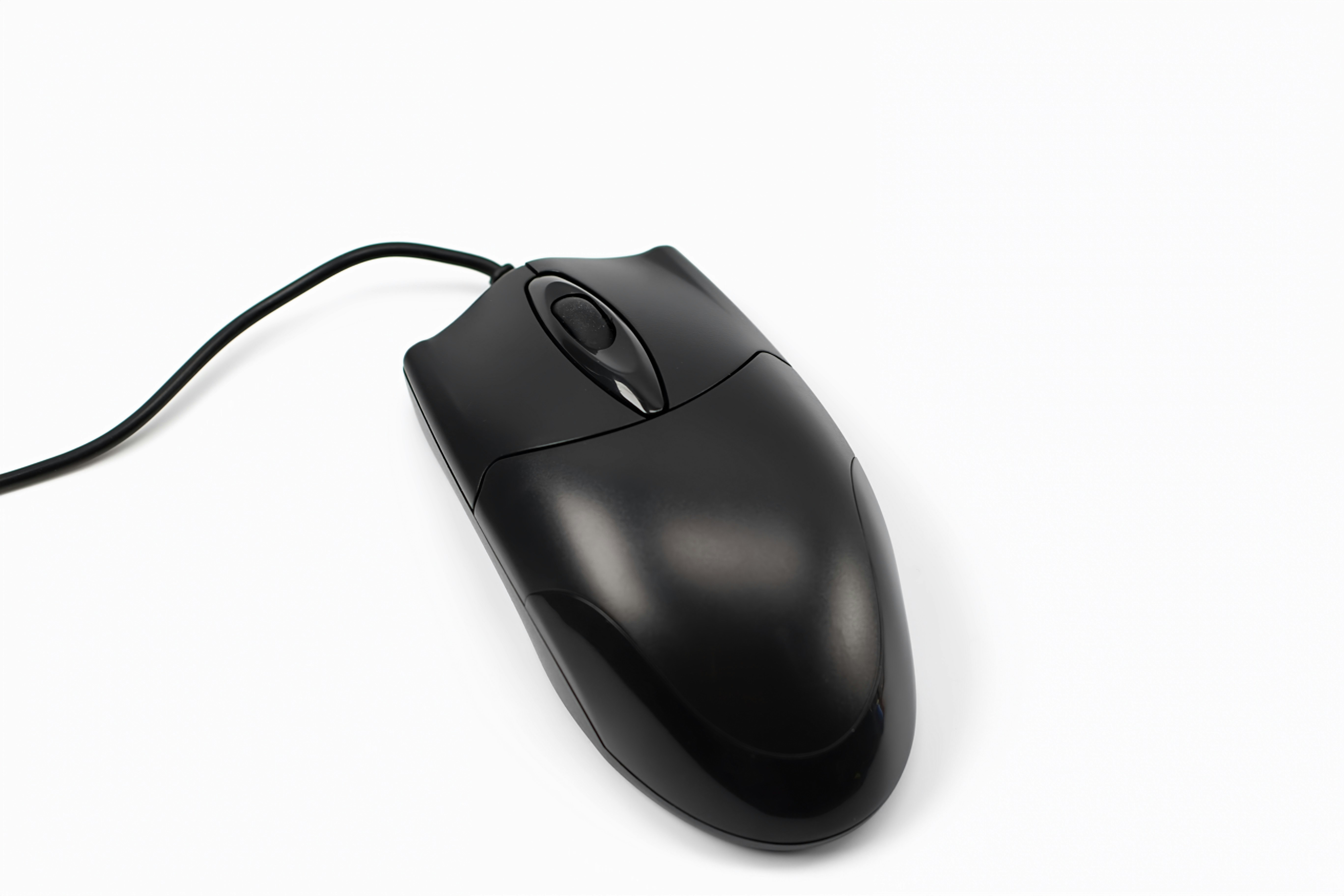 Une souris d’ordinateur noire avec un cordon.
