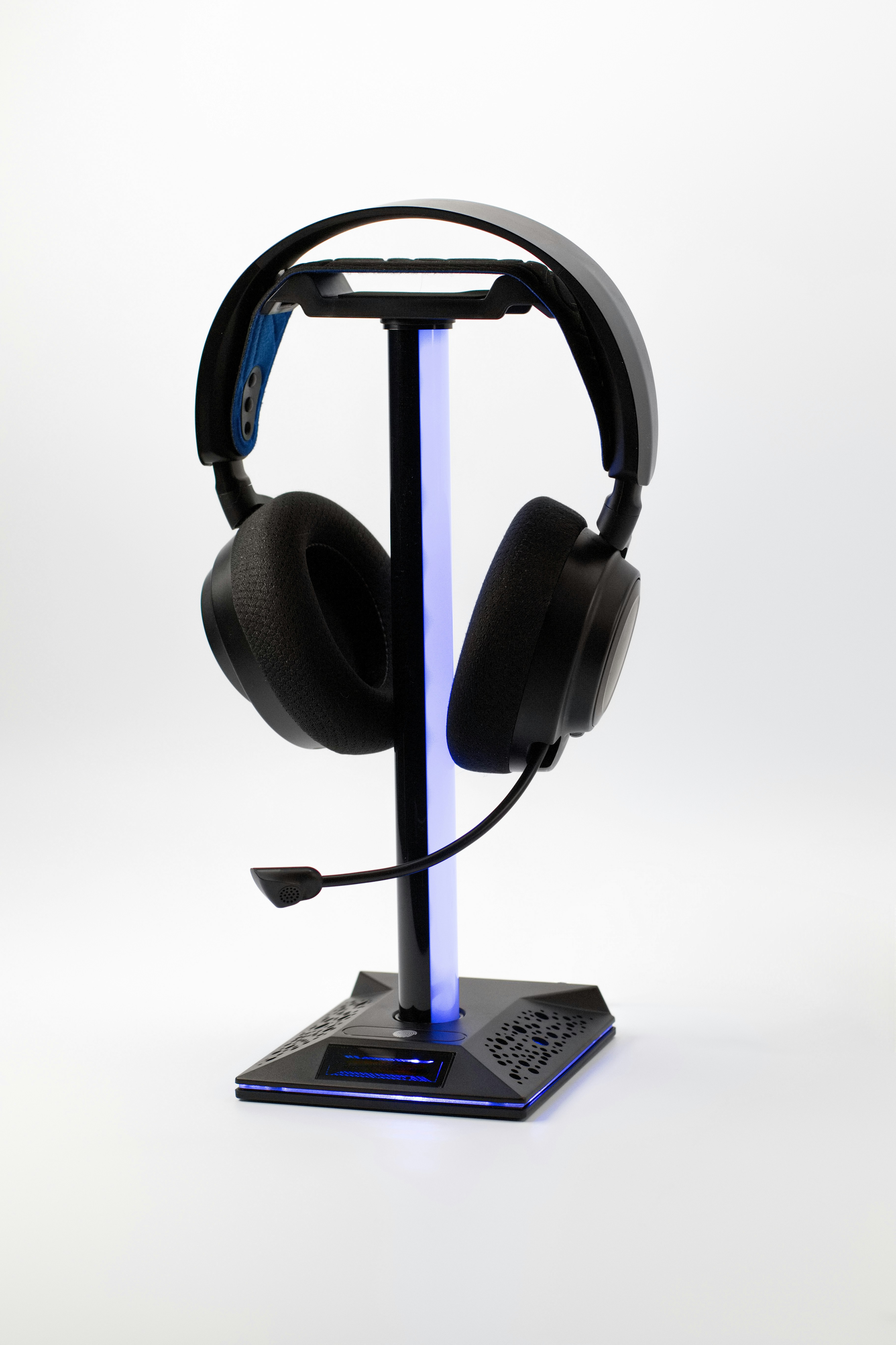 Casque de jeu noir sur un support éclairé
