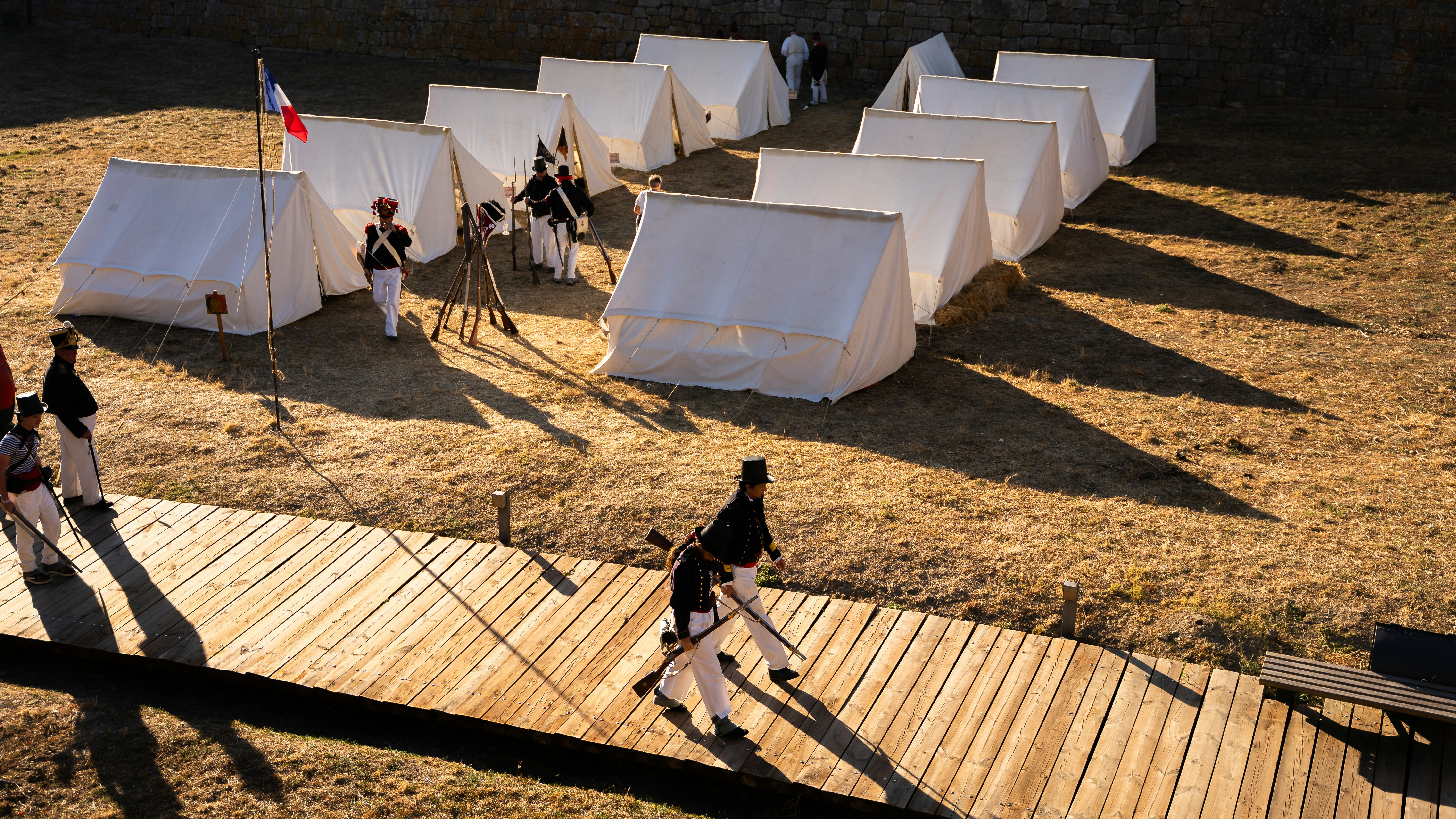 テントと兵士がいる歴史再現キャンプ