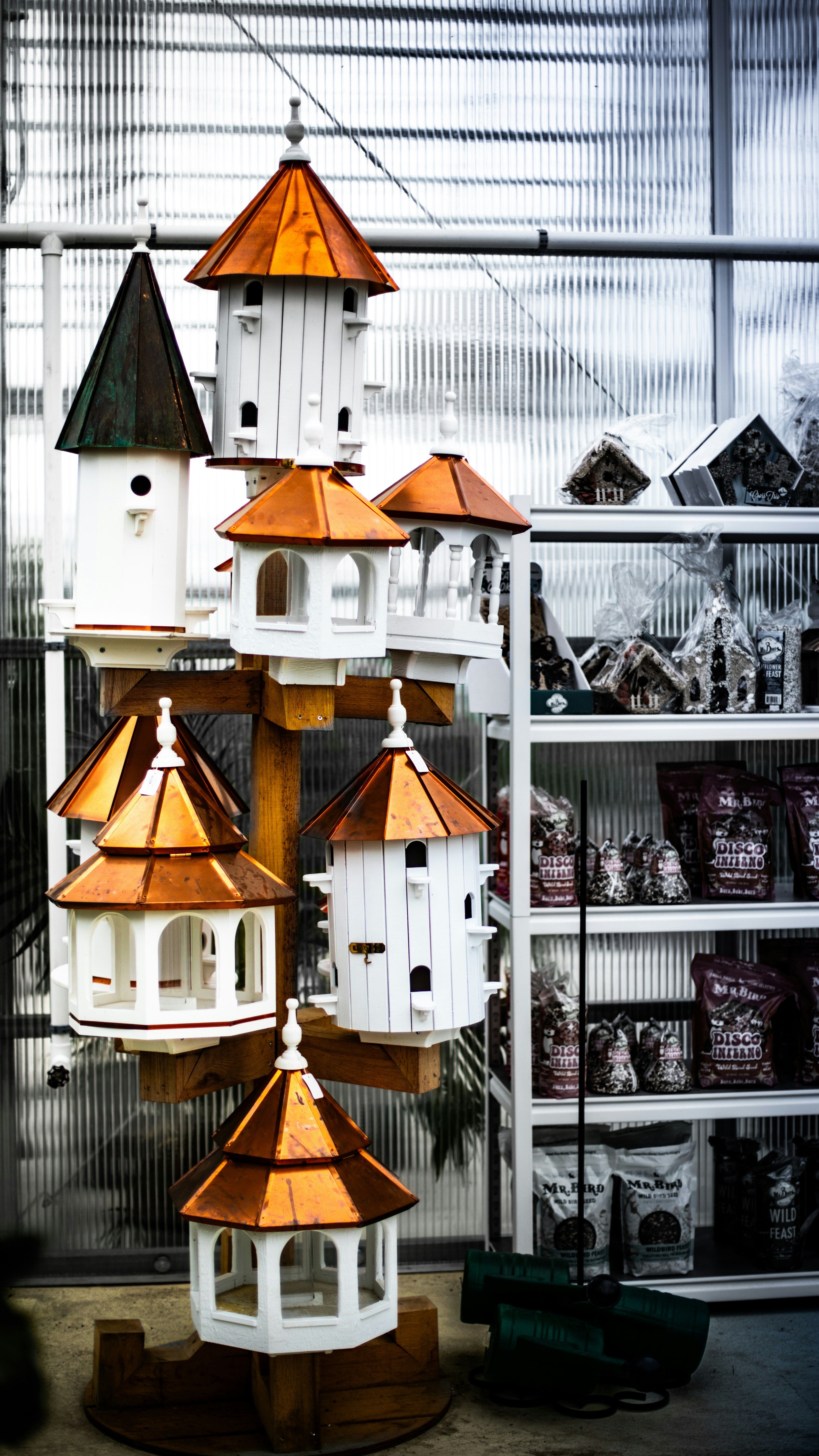Mehrere weiße Vogelhäuser mit Kupferdächern ausgestellt
