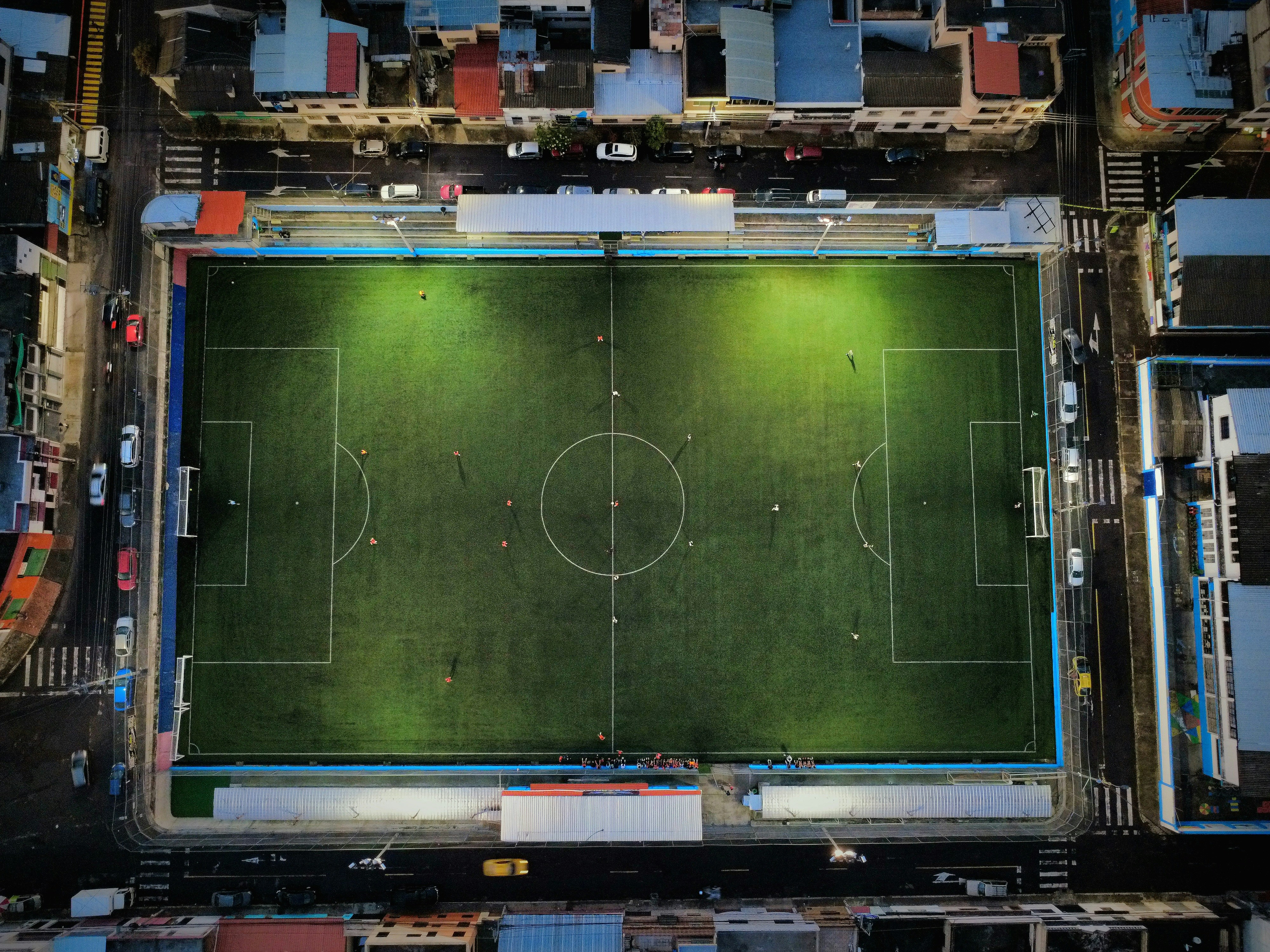 Vista nocturna de un estadio lleno antes de un partido clave