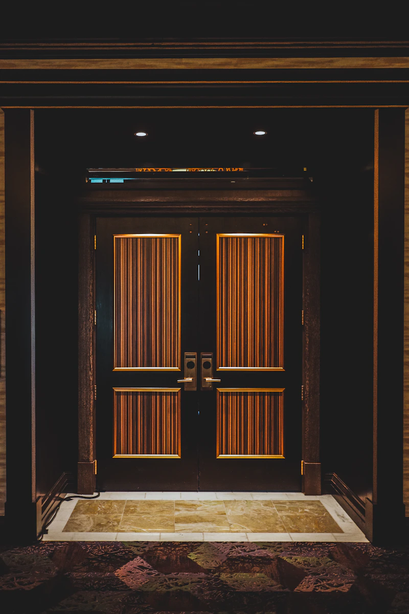 Portes et fenêtres en bois luxueux