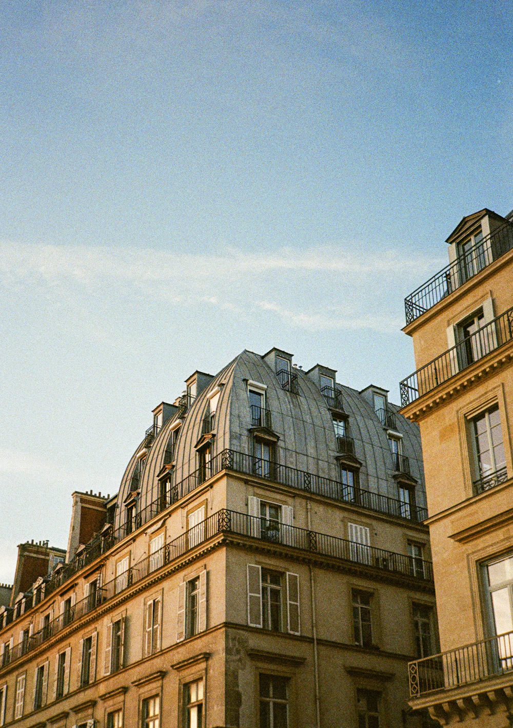 Immeuble haussmannien à l’heure dorée, rue de Rivoli