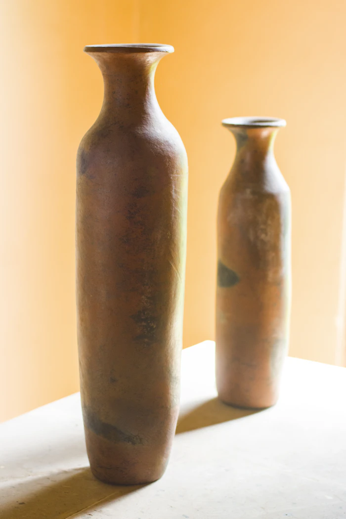 Deux vases artisanaux aux tons naturels