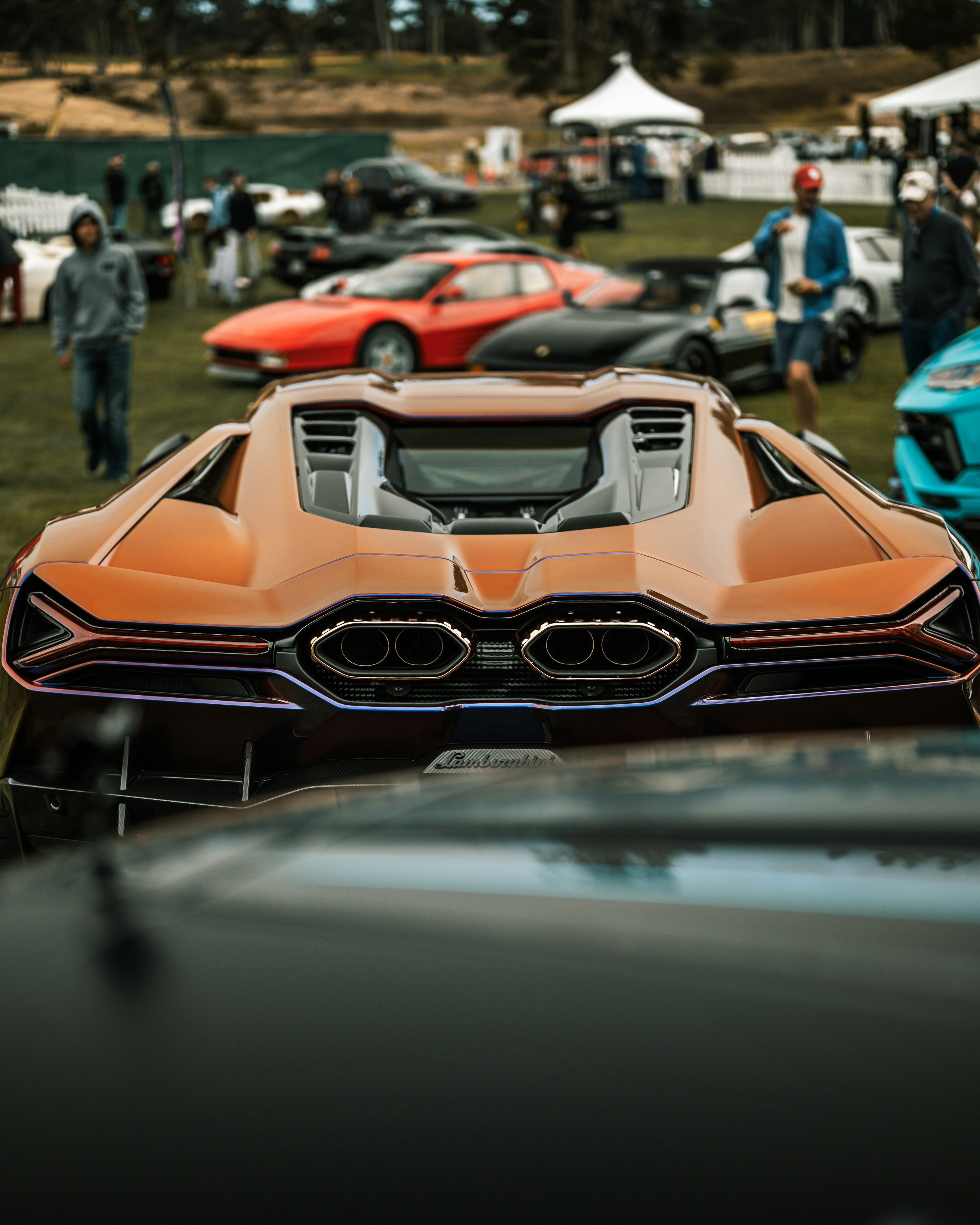 Vista posteriore di un'elegante auto sportiva arancione