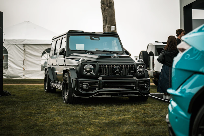 Schwarzer Mercedes G-Wagon auf Gras geparkt