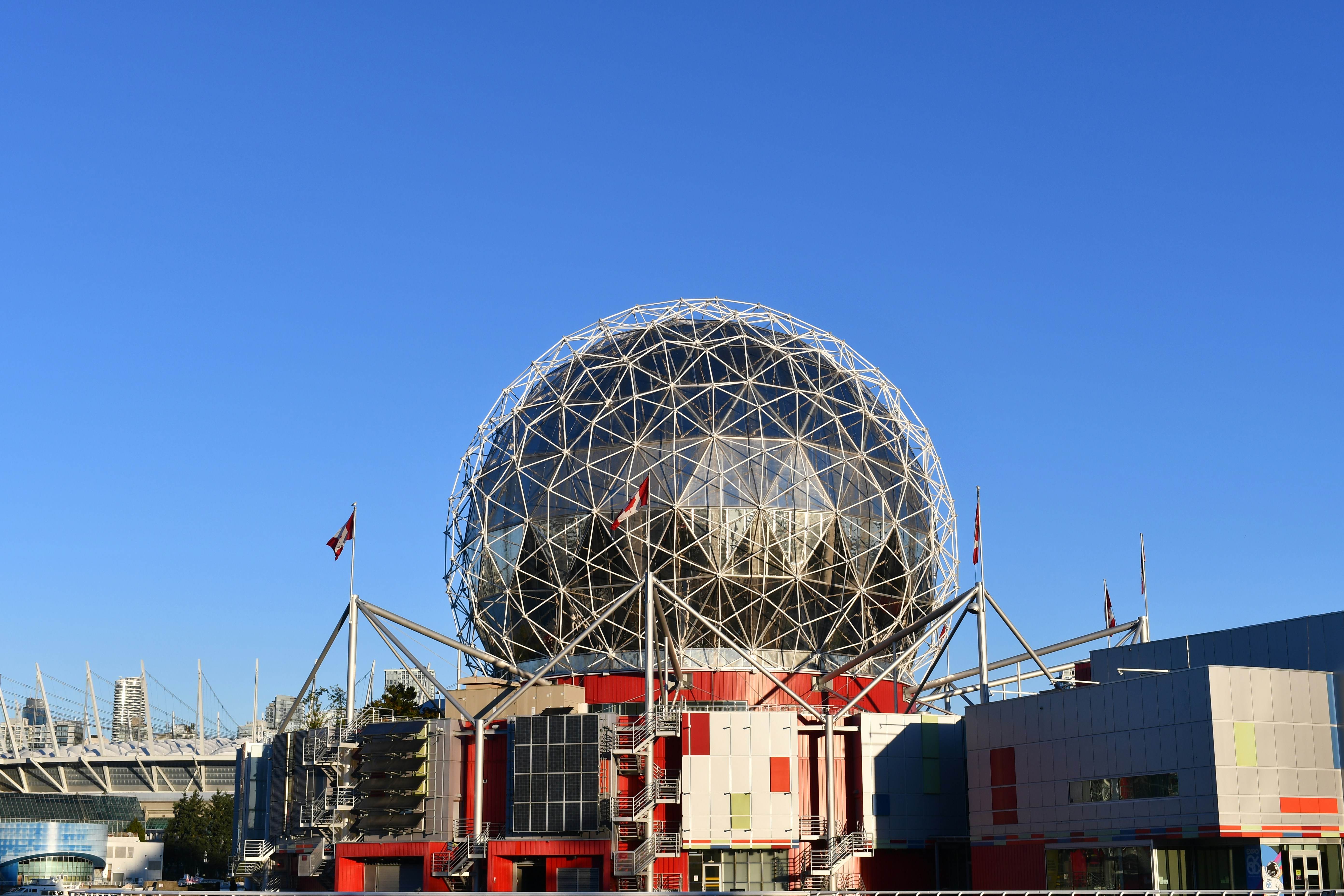 Ein geodätisches Kuppelgebäude mit strahlend blauem Himmel.