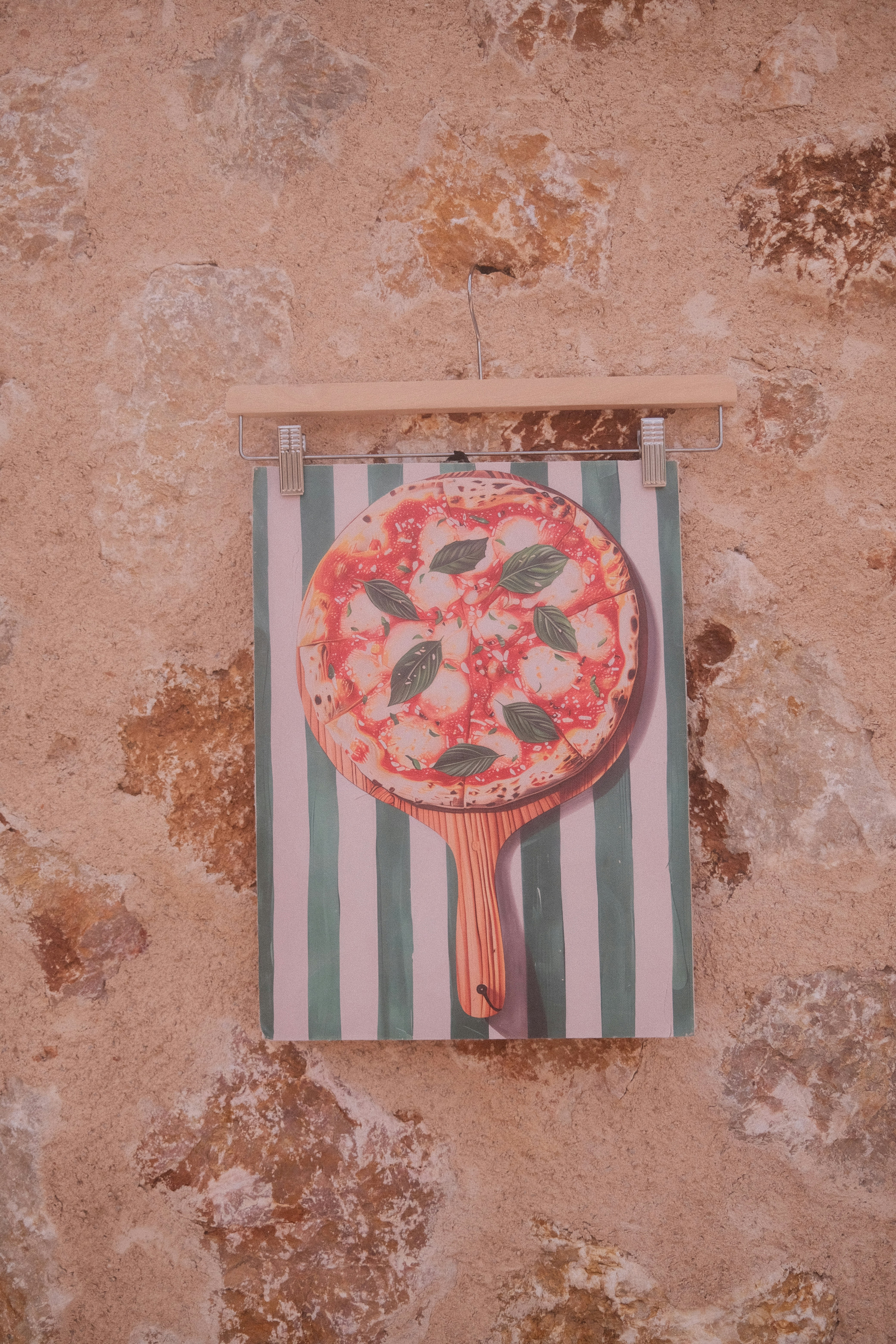 Eine Pizza auf einem Paddel mit gestreiftem Hintergrund