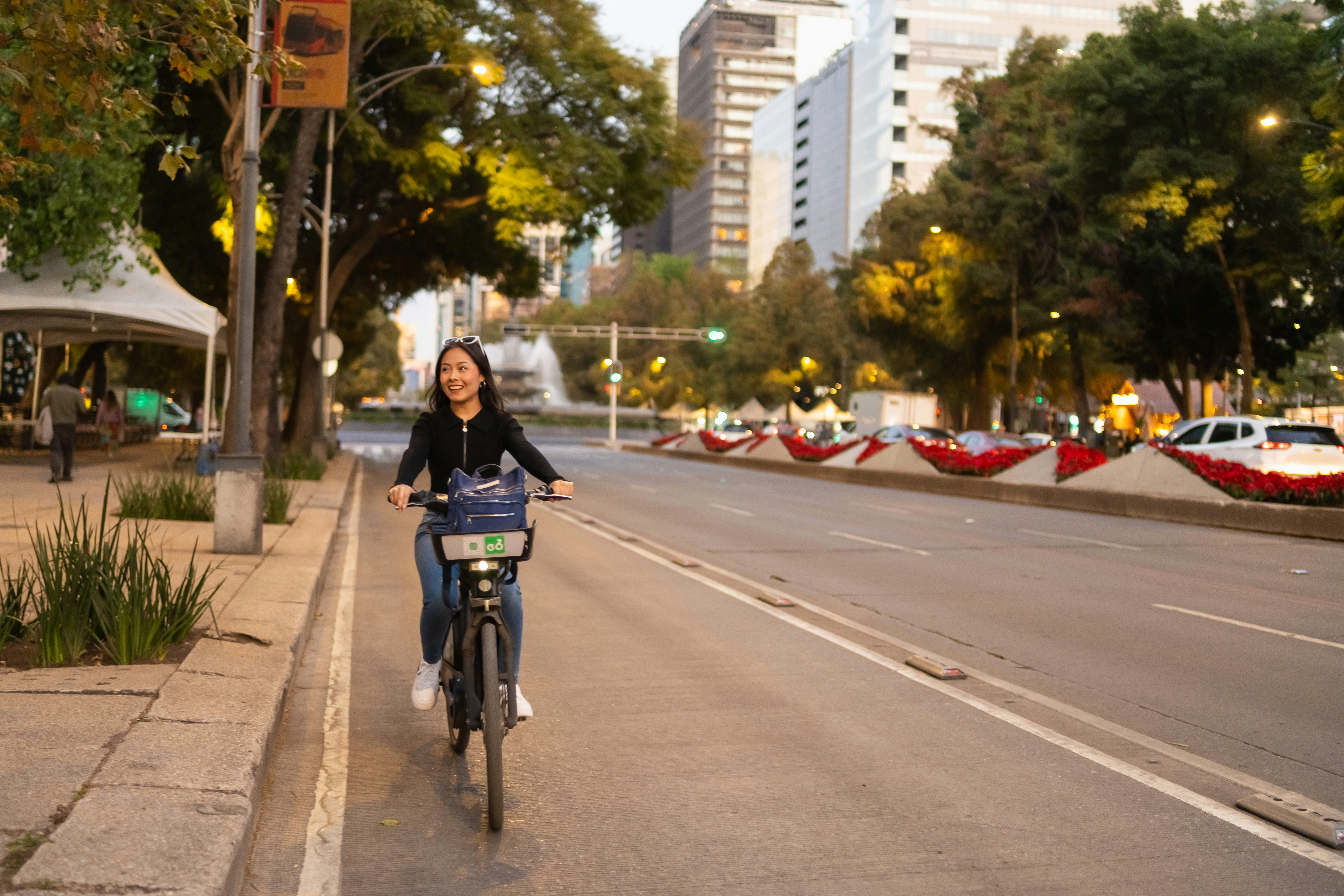 Une femme utilisant un vélo pour se déplacer écologiquement dans les rues ensoleillées de la capitale mexicaine