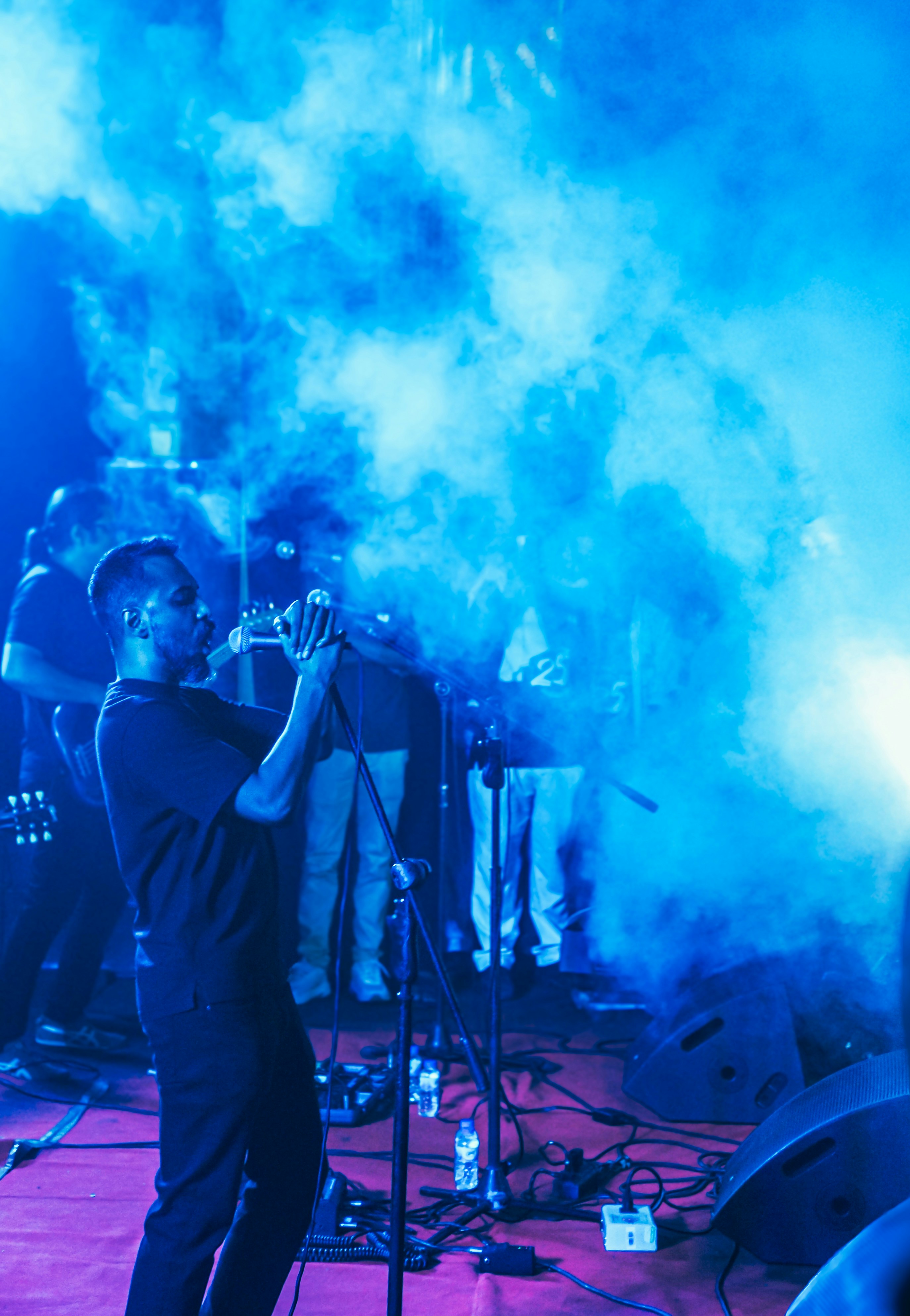 Musiker spielt Trompete auf der Bühne mit blauem Rauch