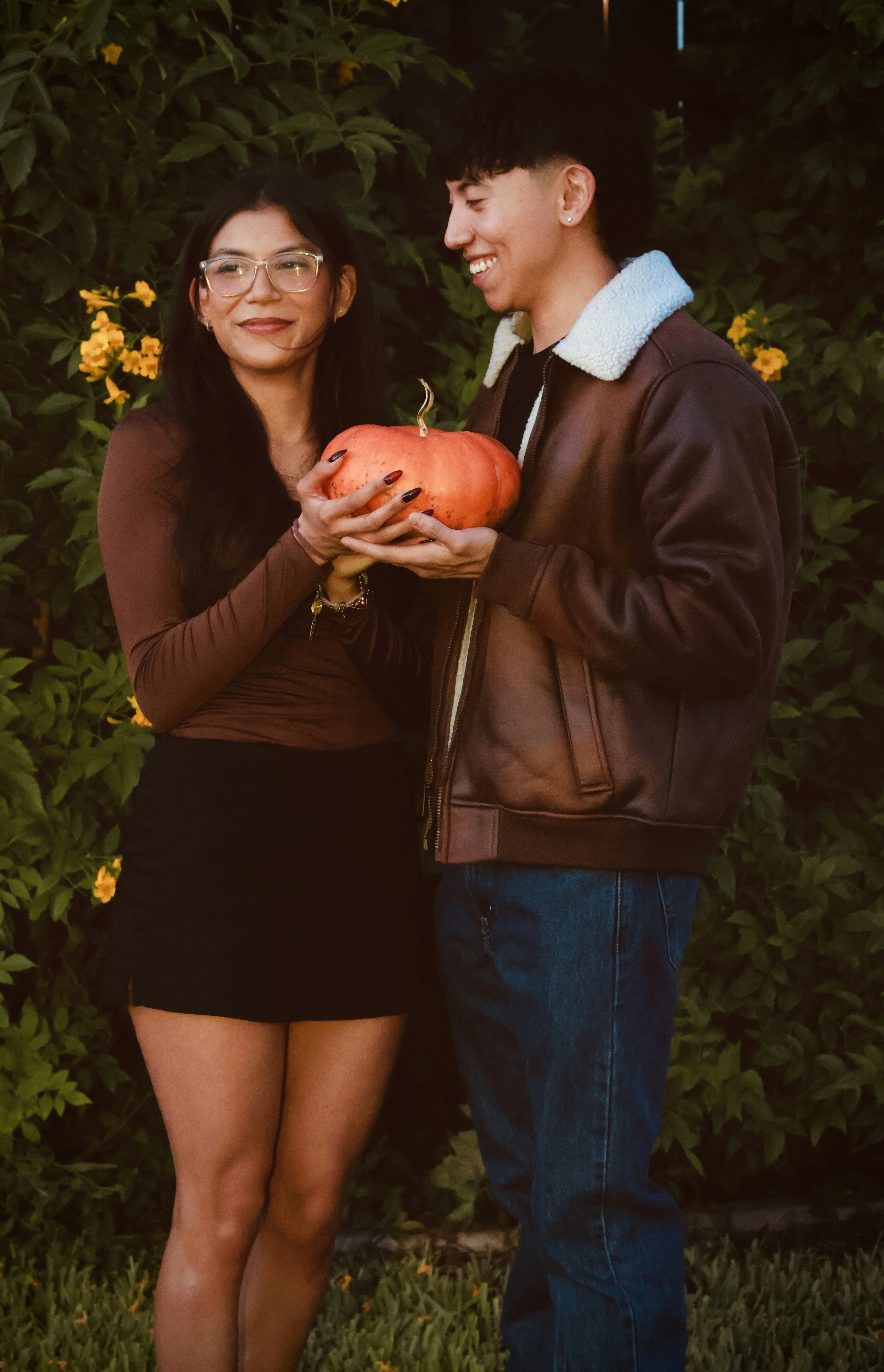 Paar hält einen Kürbis mit gelben Blüten