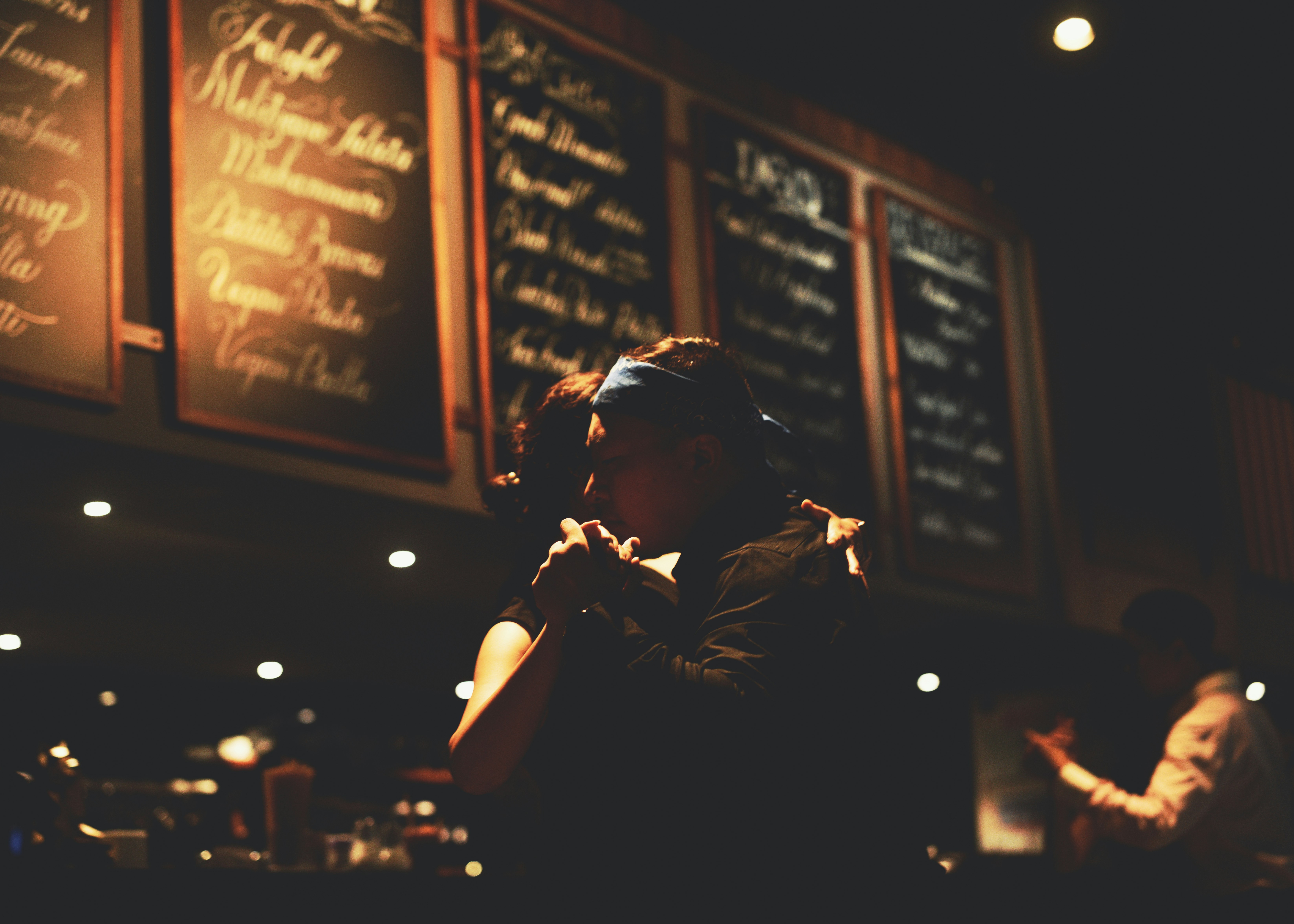 Paar tanzt in einer schwach beleuchteten Bar