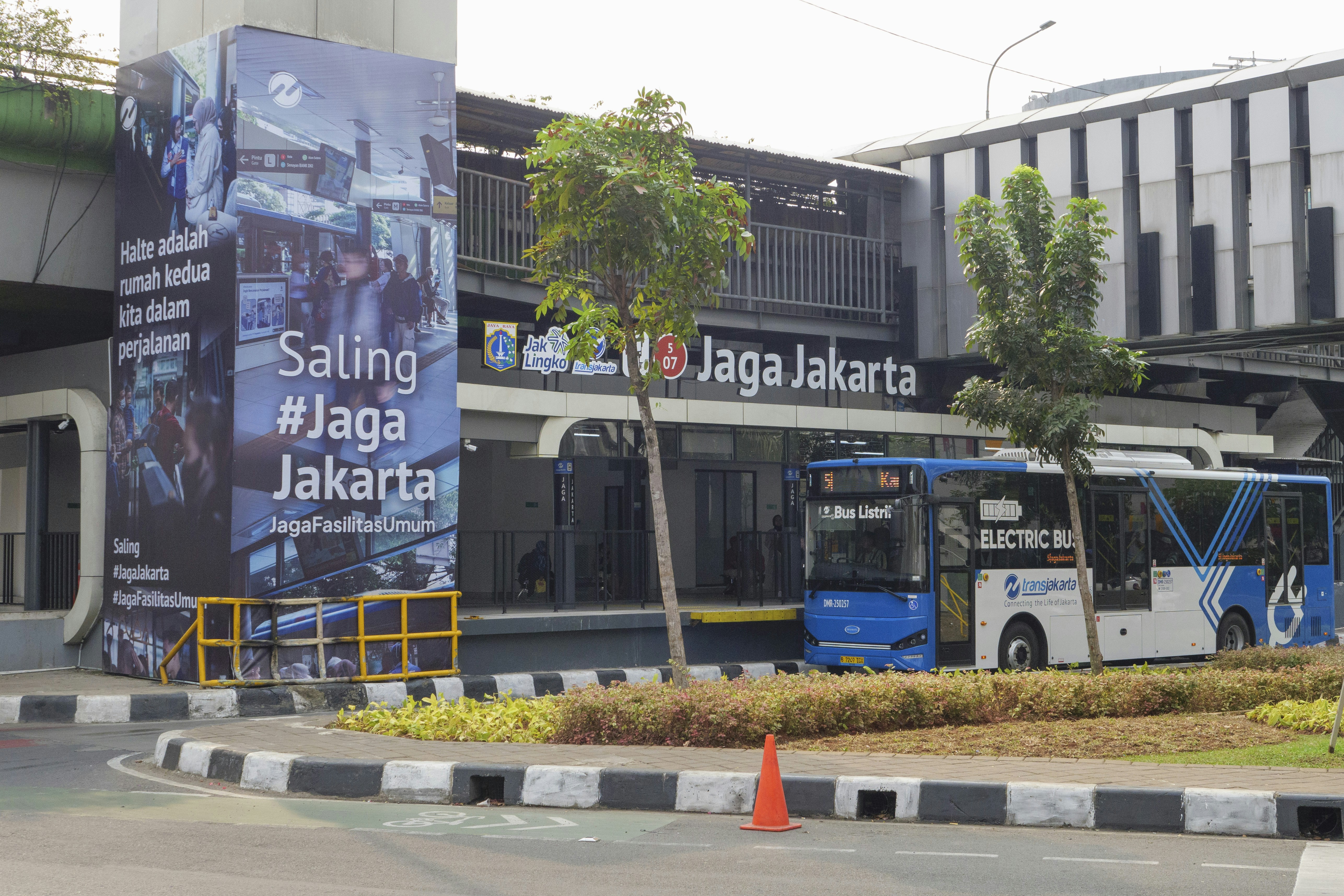 Ein blauer Bus an einer modernen Transitstation in Jakarta.