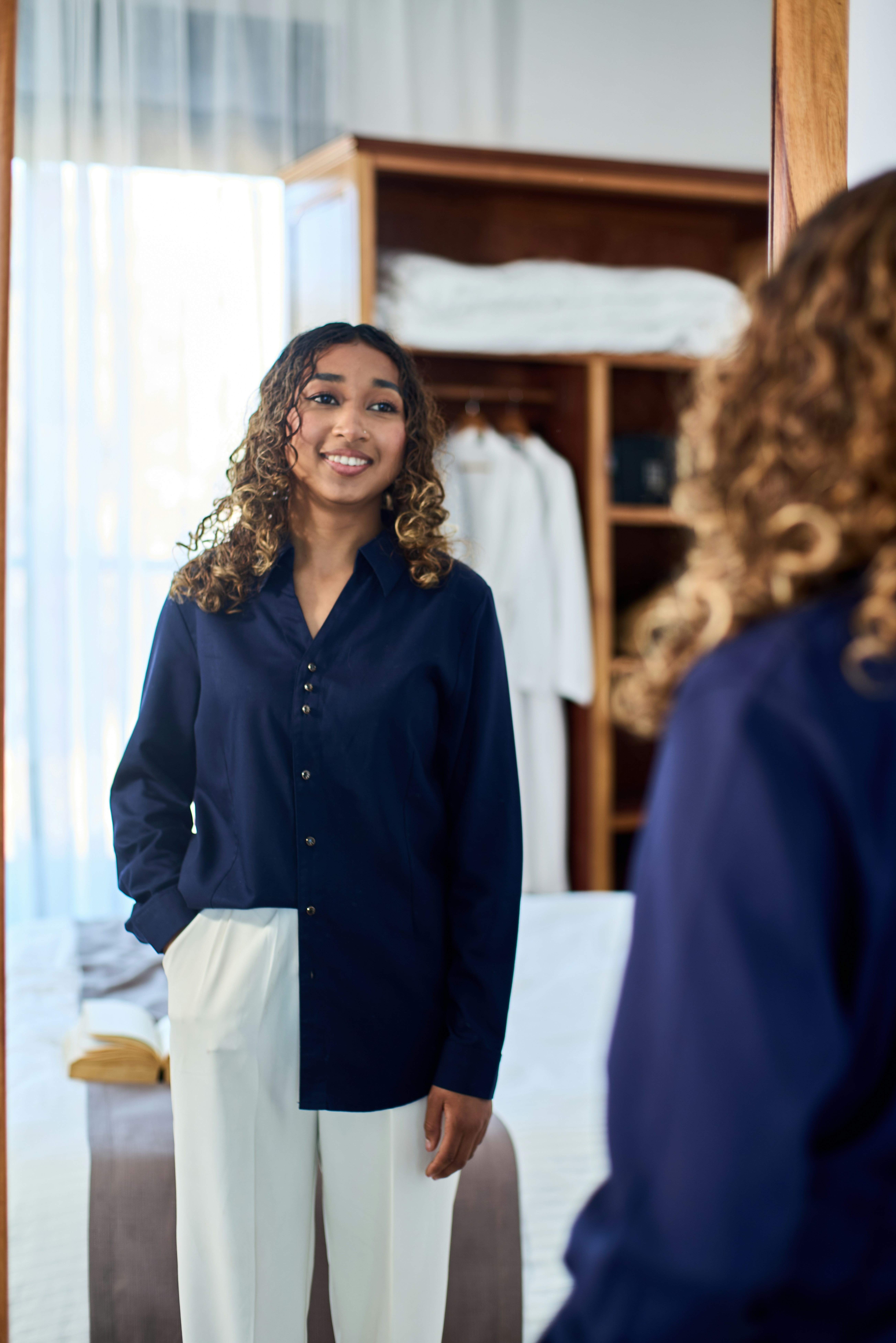 Aynada gülümseyen kadın - kıyafet seçimi ve öz yansıtma