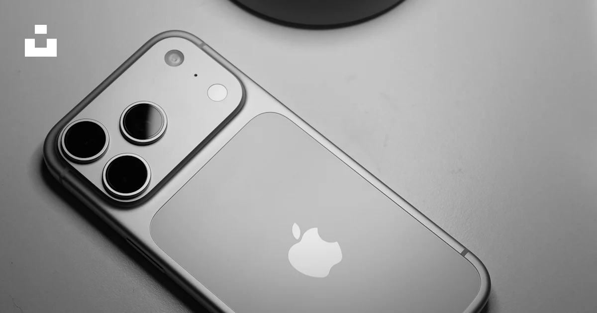 Close-up of a silver iPhone with triple camera system. photo – Free ...