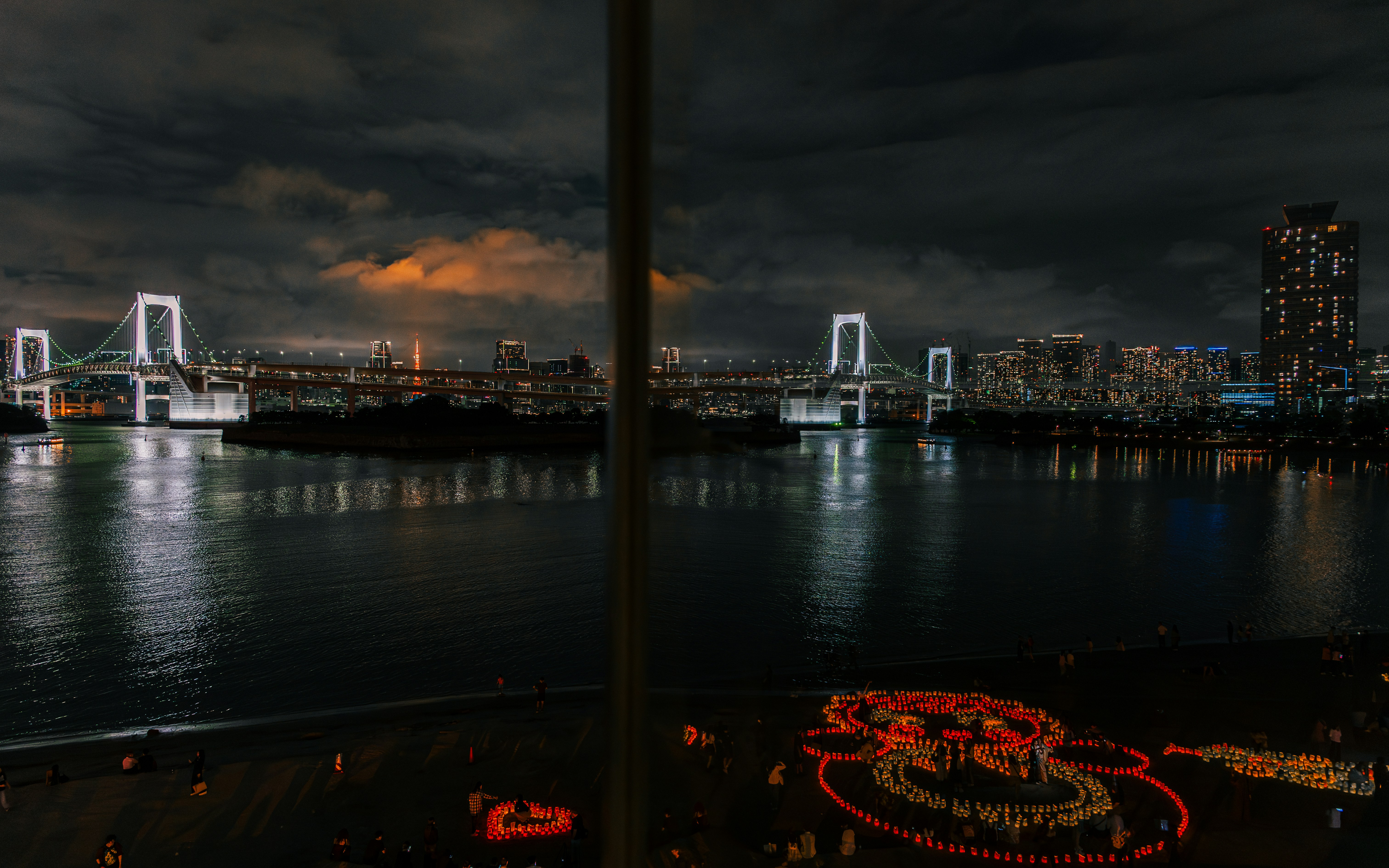 Night view of a illuminated bridge and city skyline