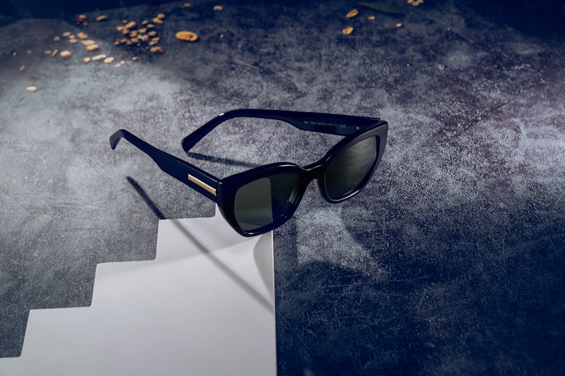 svarta solglasögon med kattöga-design