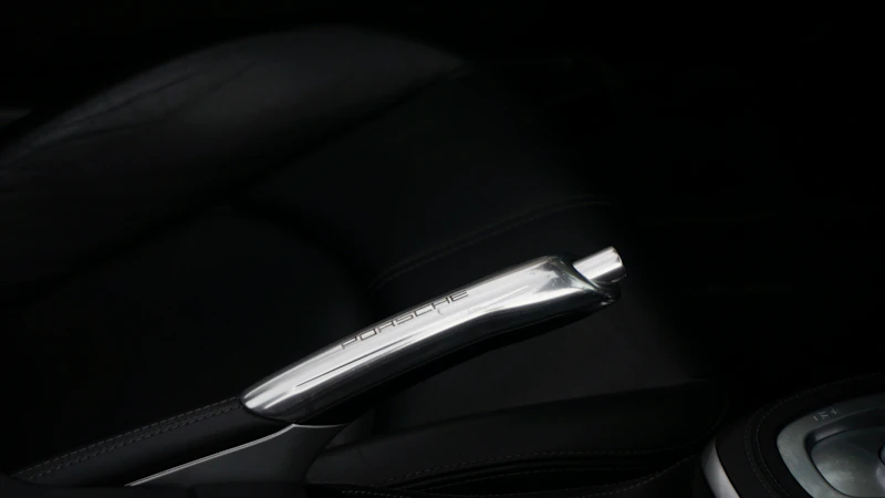 汽车手刹杆的特写，细节之处彰显品质