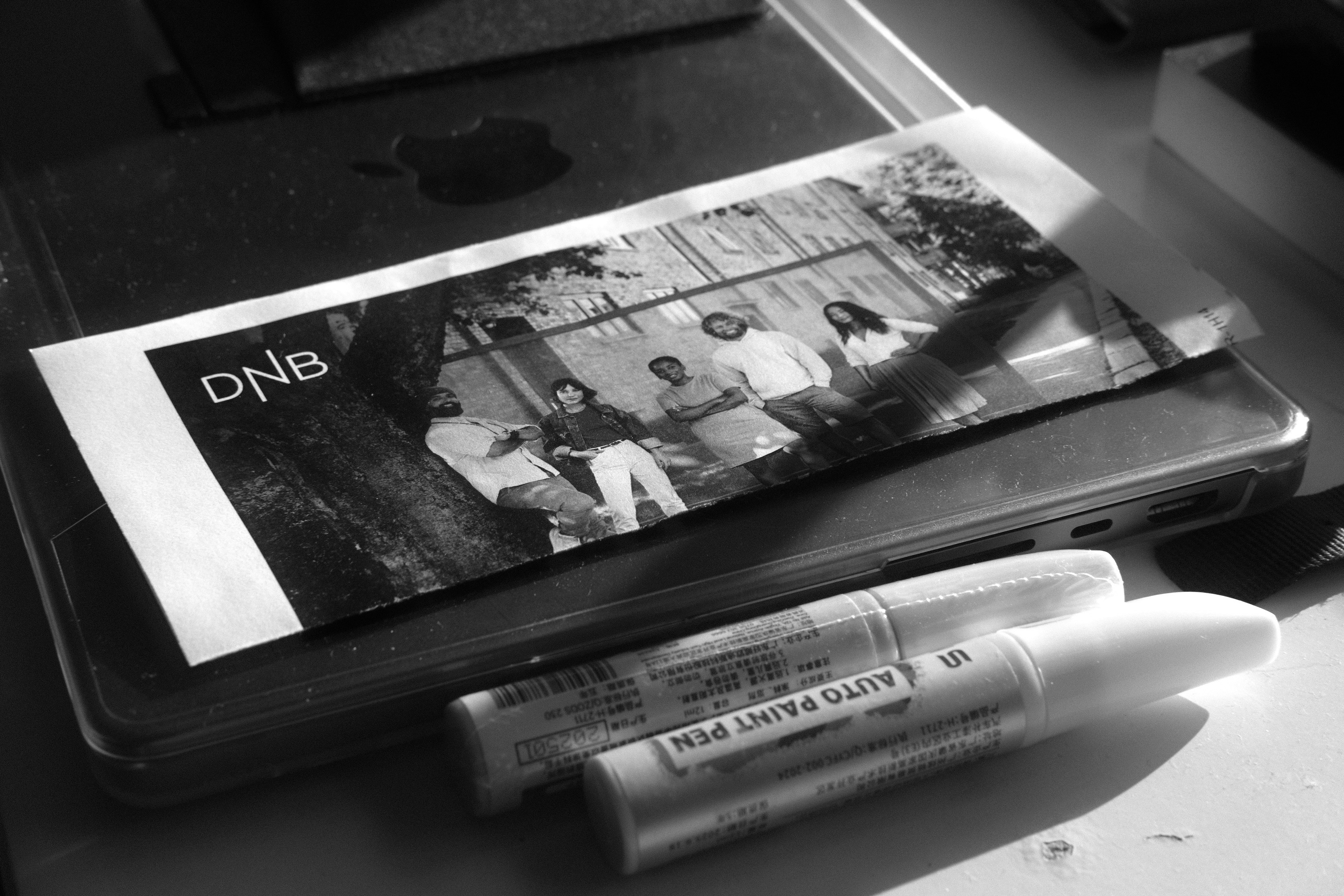 Quaderno con foto e penne penne in movimento