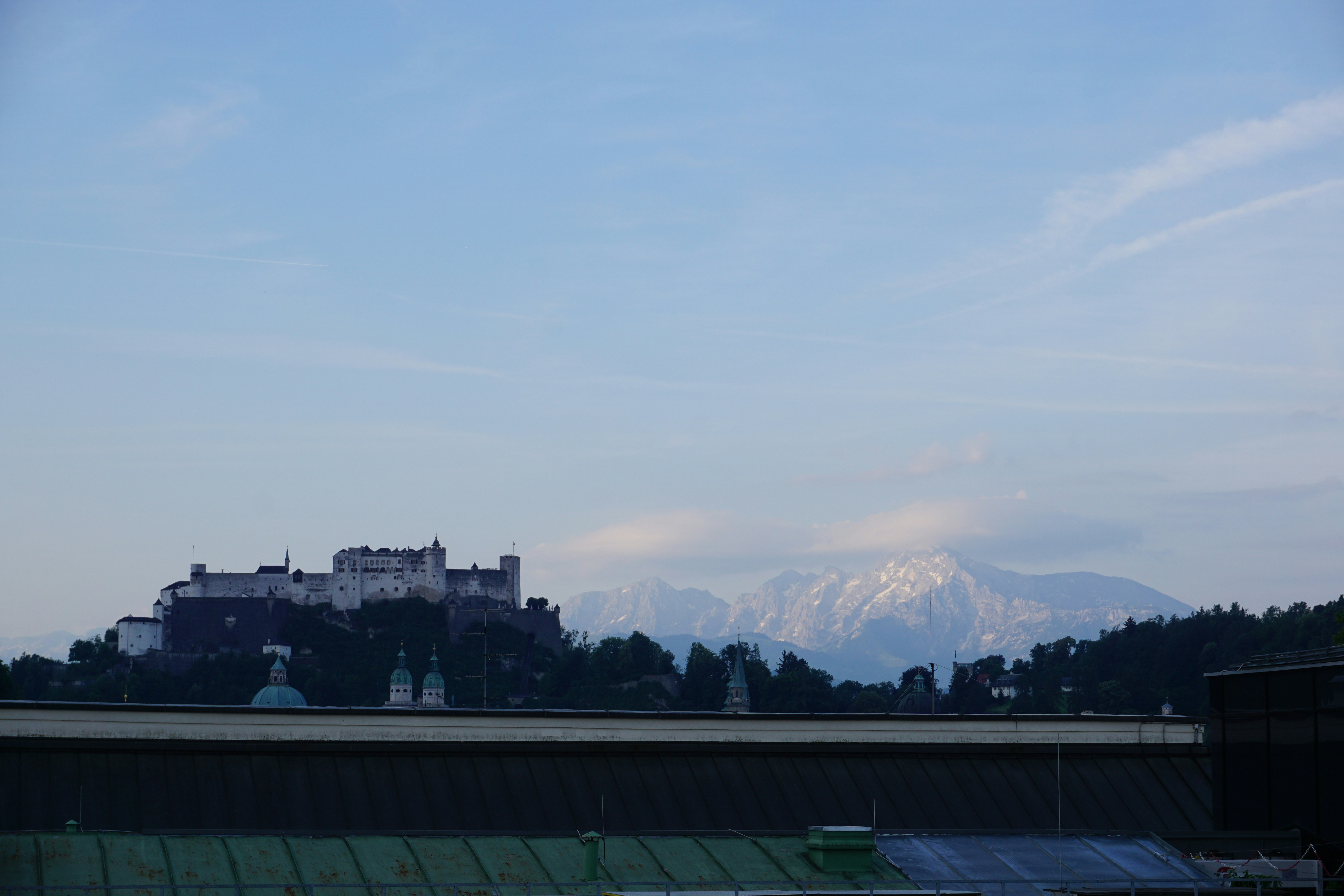 Estadio de ciudad andina a gran altitud con montañas alrededor