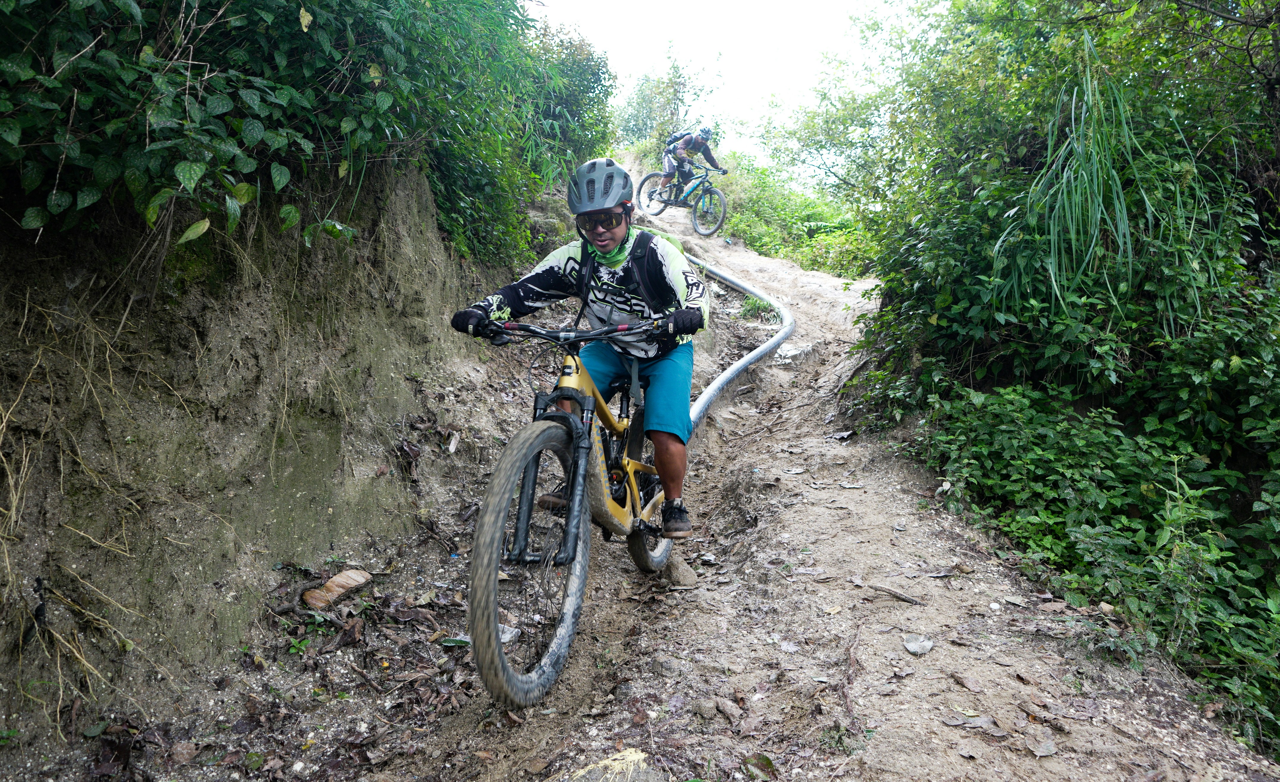 mountain trail descent, wallpaper, Trekking Poles for Steep Descents: A Guide 4