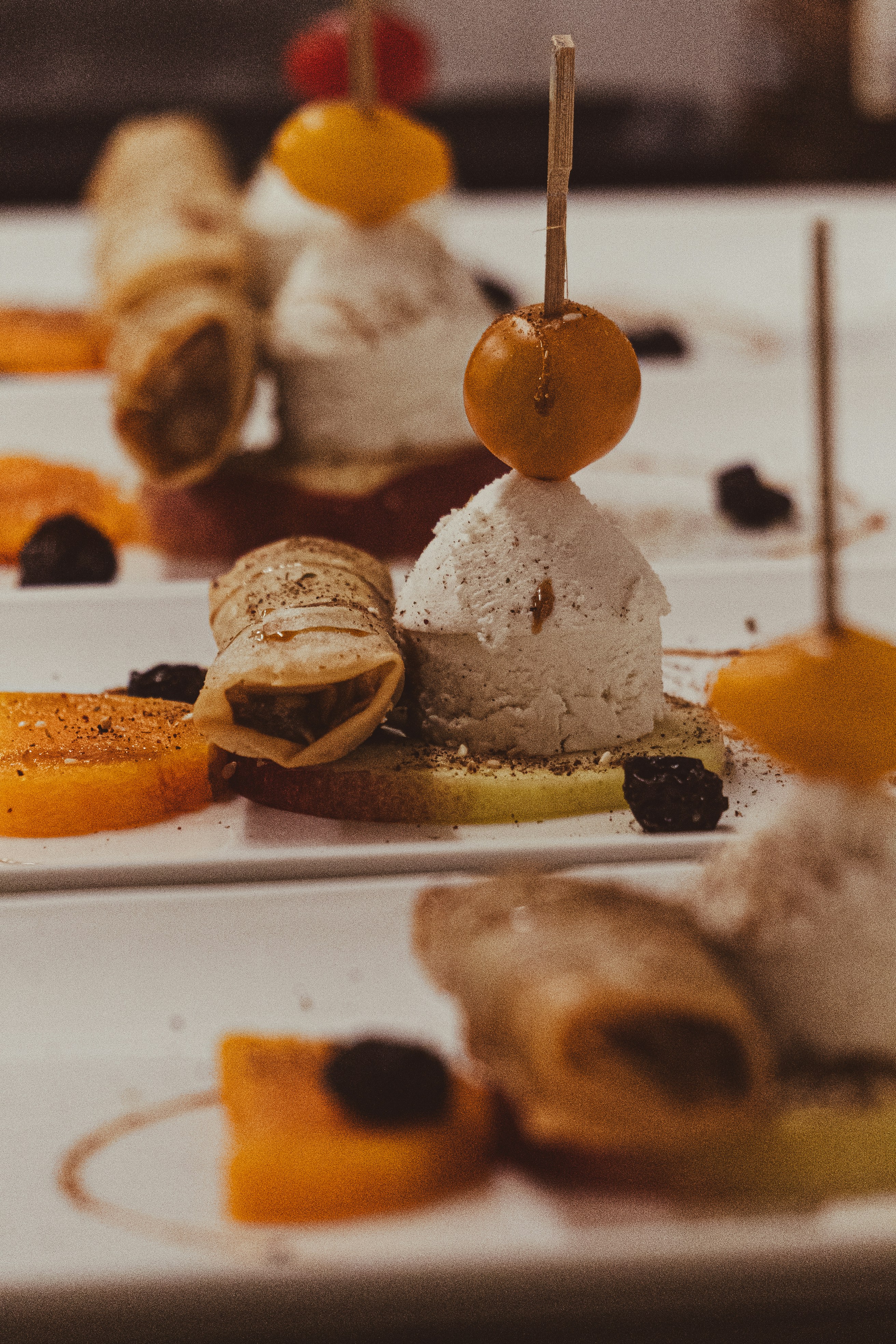 Canapés gourmet finamente decorados y servidos en una bandeja.