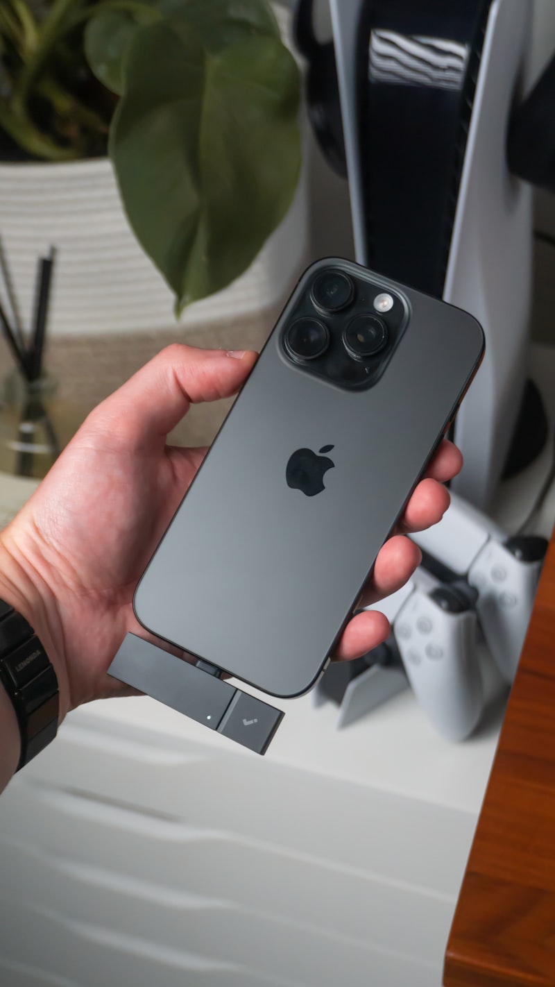 Smartphone mit praktischem Zubehör in einer Hand