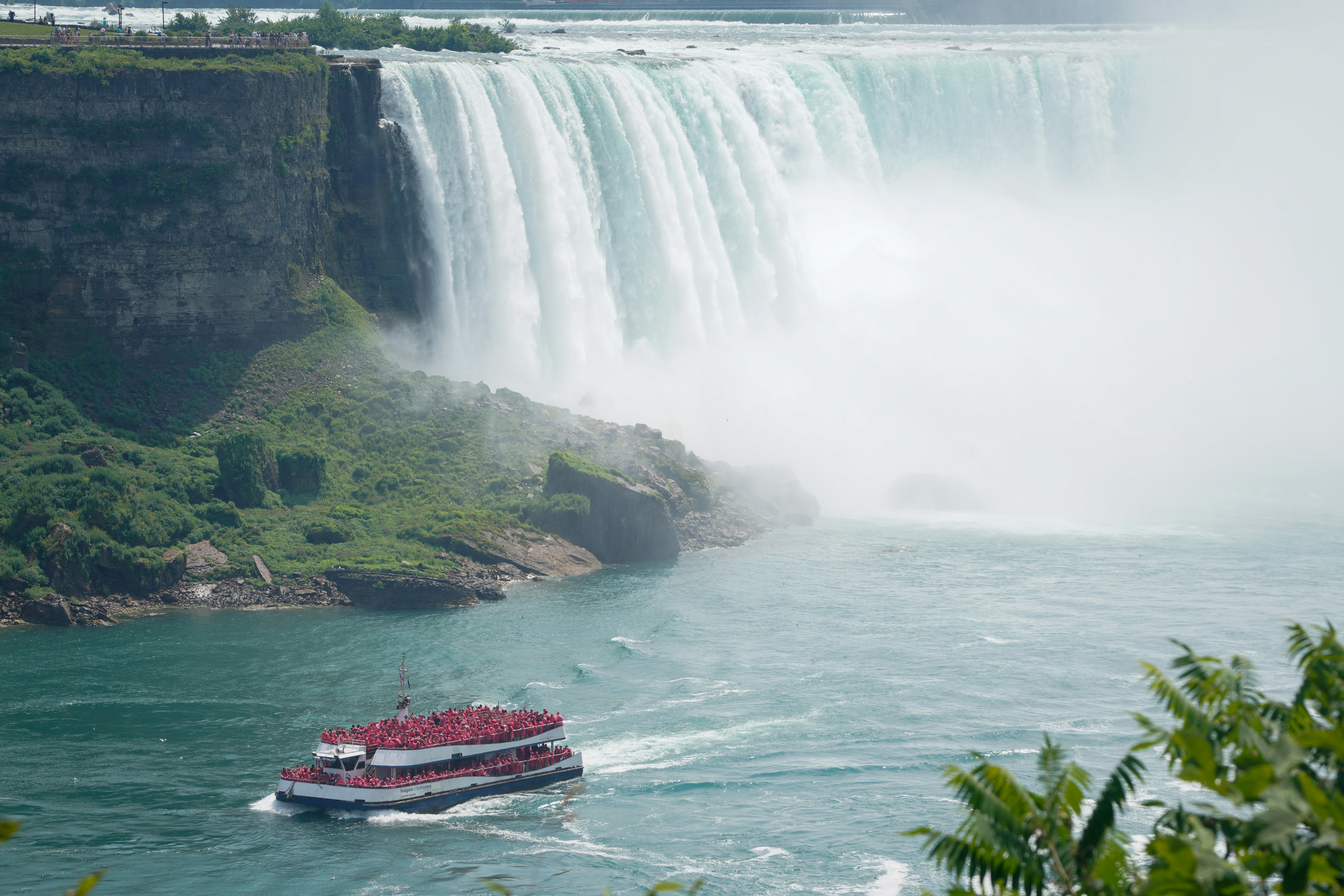 Das Ausflugsboot nähert sich den majestätischen Niagarafällen mit Nebel.