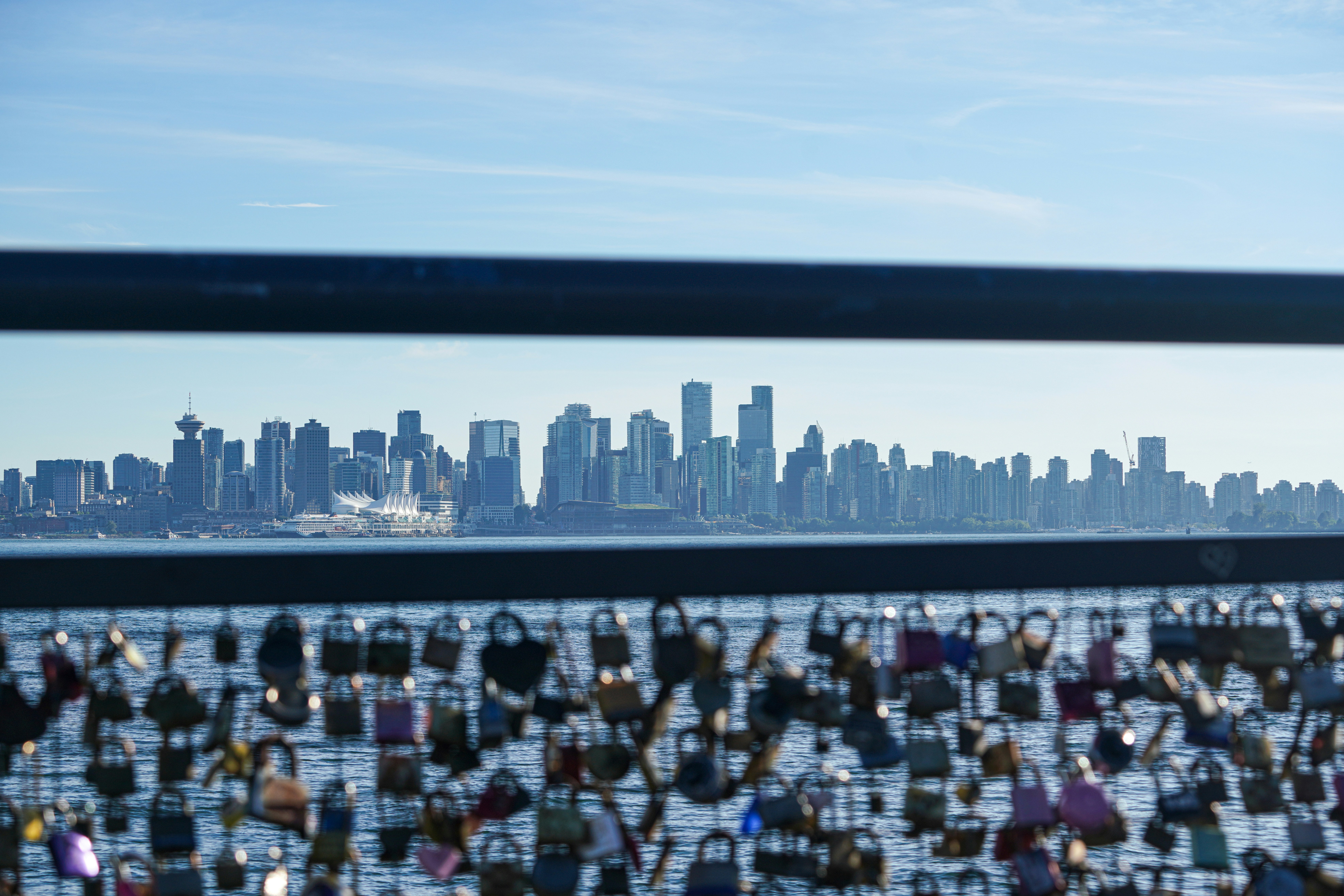 Skyline der Stadt auf der anderen Seite des Wassers mit Schlössern im Vordergrund