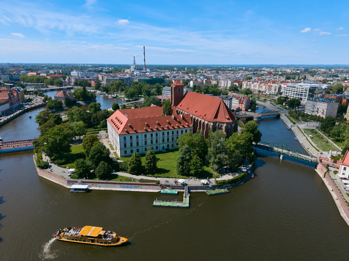 Widok z lotu ptaka na historyczną zabudowę na wyspie otoczonej rzeką