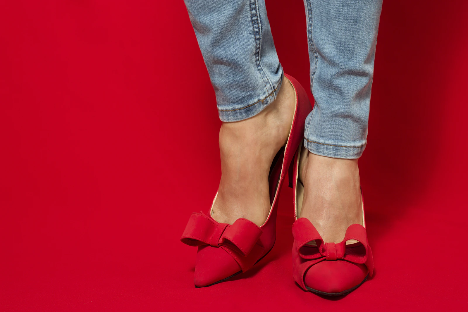 O truque do ponto de cor: como acender um look todo neutro