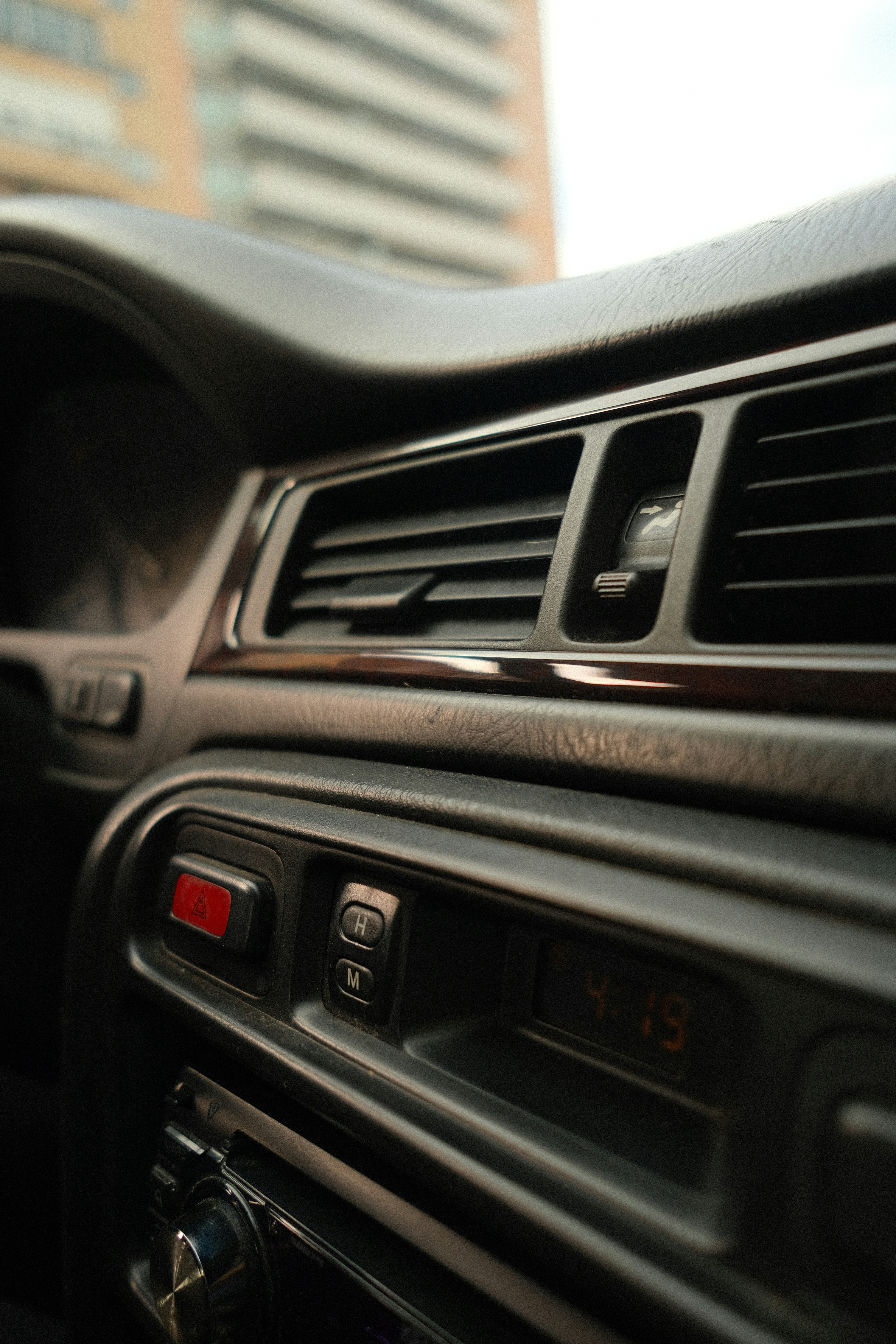 Painel interno do carro com saídas de ar e botões