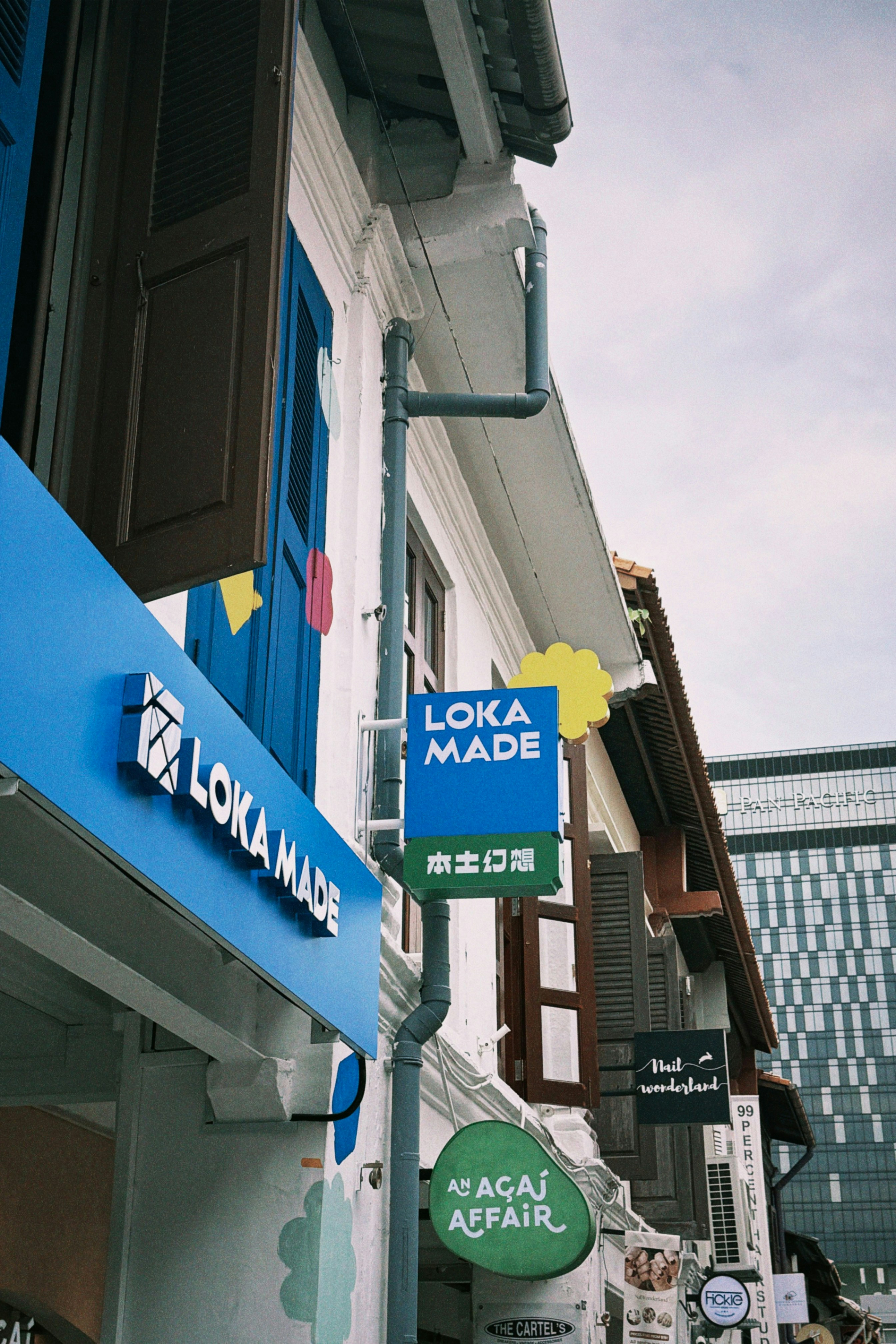 Negozi con insegne loka made e acai affair.